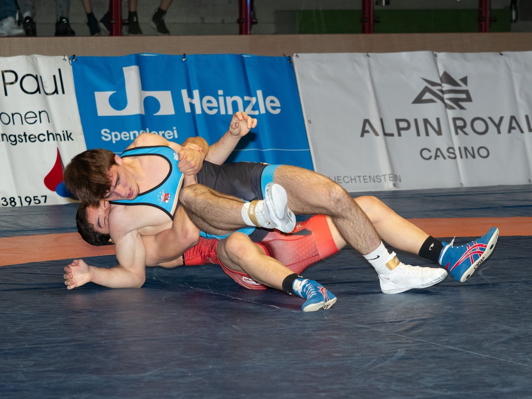 Kenesarin Abdrakhman holt sich nach einem sehenswerten Fight einen zehnpunkte Vorsprung