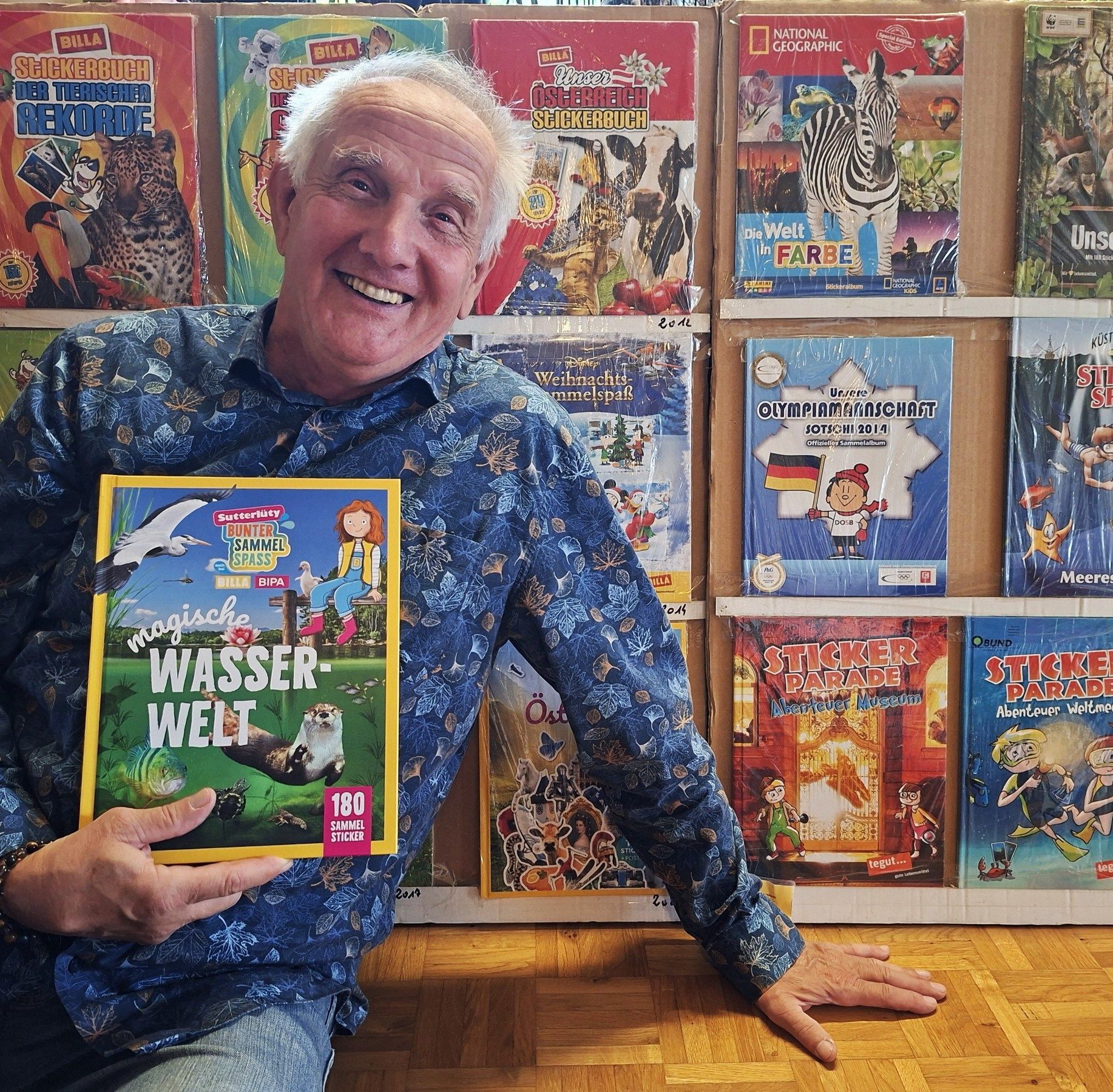 Kurt Prenner-Platzgummer präsentiert während der Tauschbörse auch eine Sonderausstellung mit Stickeralben verschiedenster Supermärkte aus Deutschland, der Schweiz und Österreich aus seinem umfangreichen Sammelsurium in seinem privaten SOWASundNOVAS-Museum