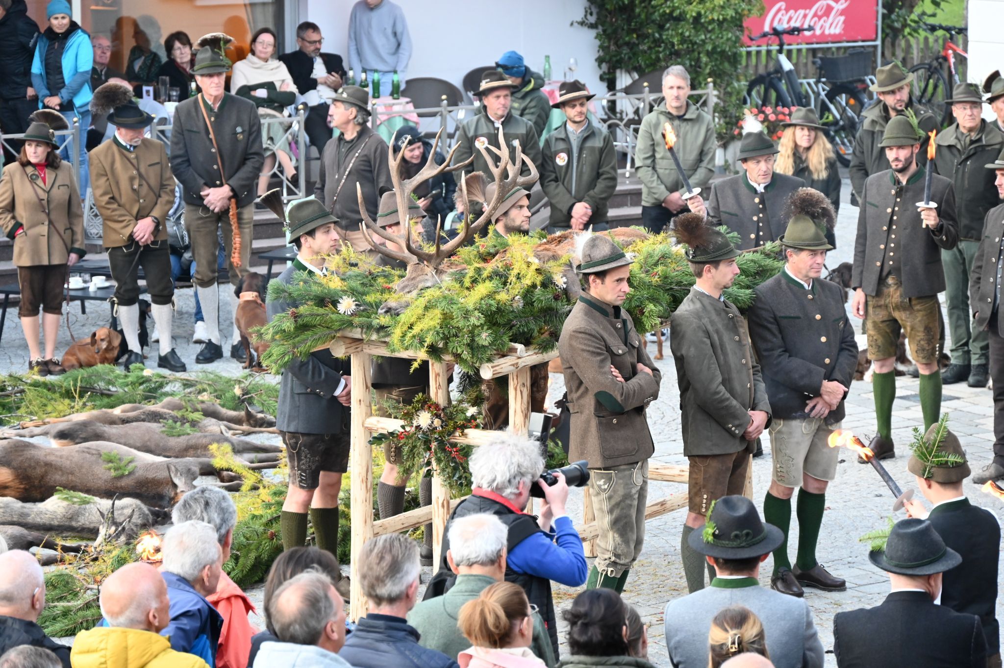 Feierliche Bezirkshubertusfeier auf dem Kirchplatz in Schruns.