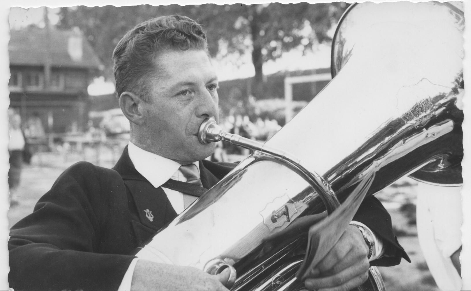Als der Bassist verunglückte, wurde Erich genötigt, die Basstuba zu spielen.