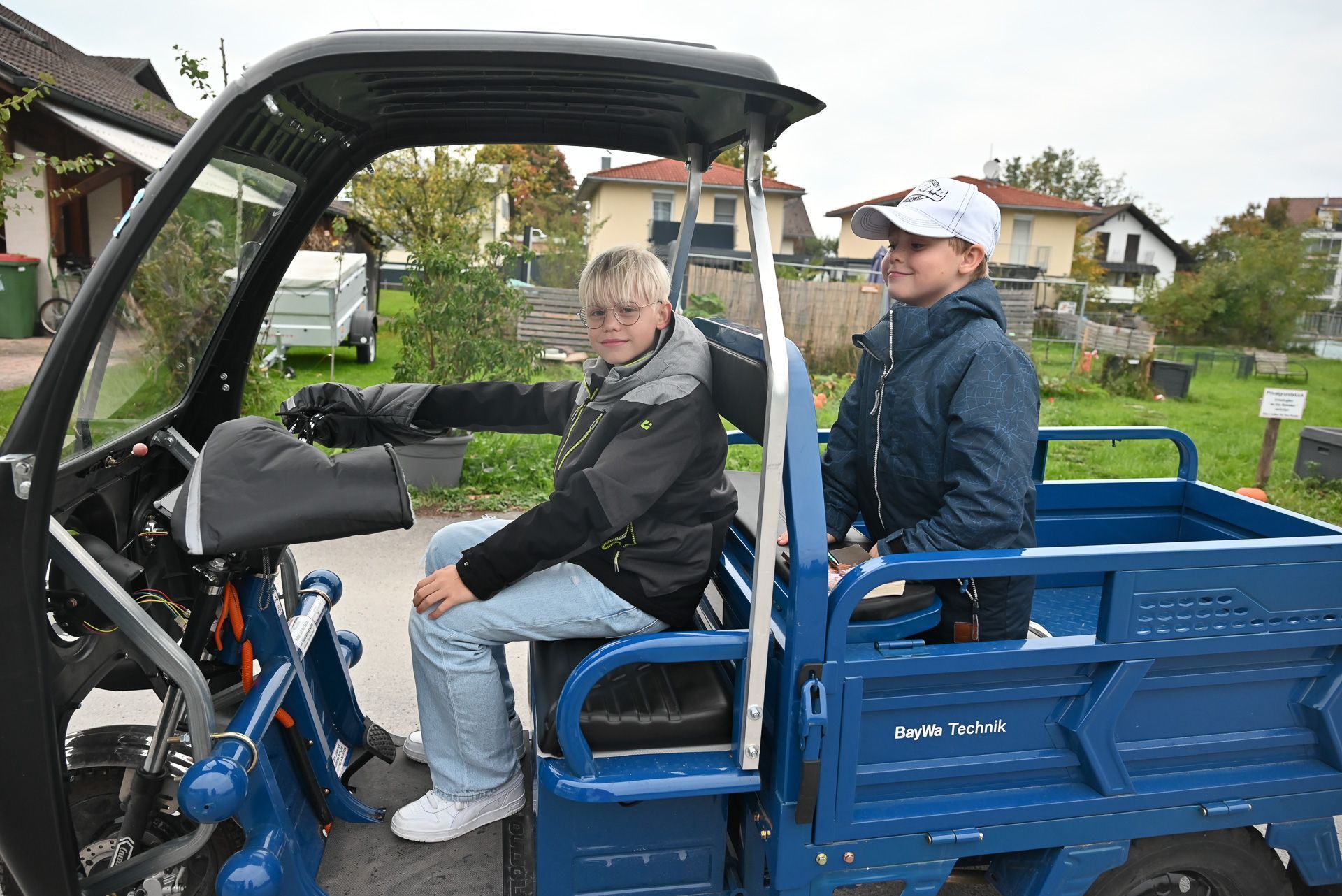 Benedikt Schnetzer (12) ist stolzer Besitzer seines eigenen Tuk Tuks und hat dafür auch ein Fahrsicherheitstraining abgelegt.