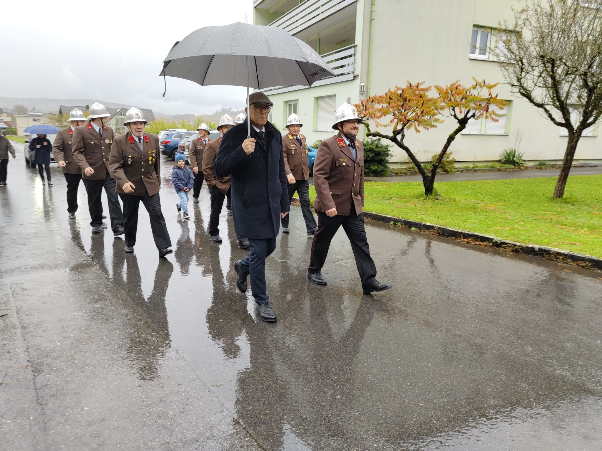 Bürgermeister Walter Gohm marschierte mit der Feuerwehr Frastanz.