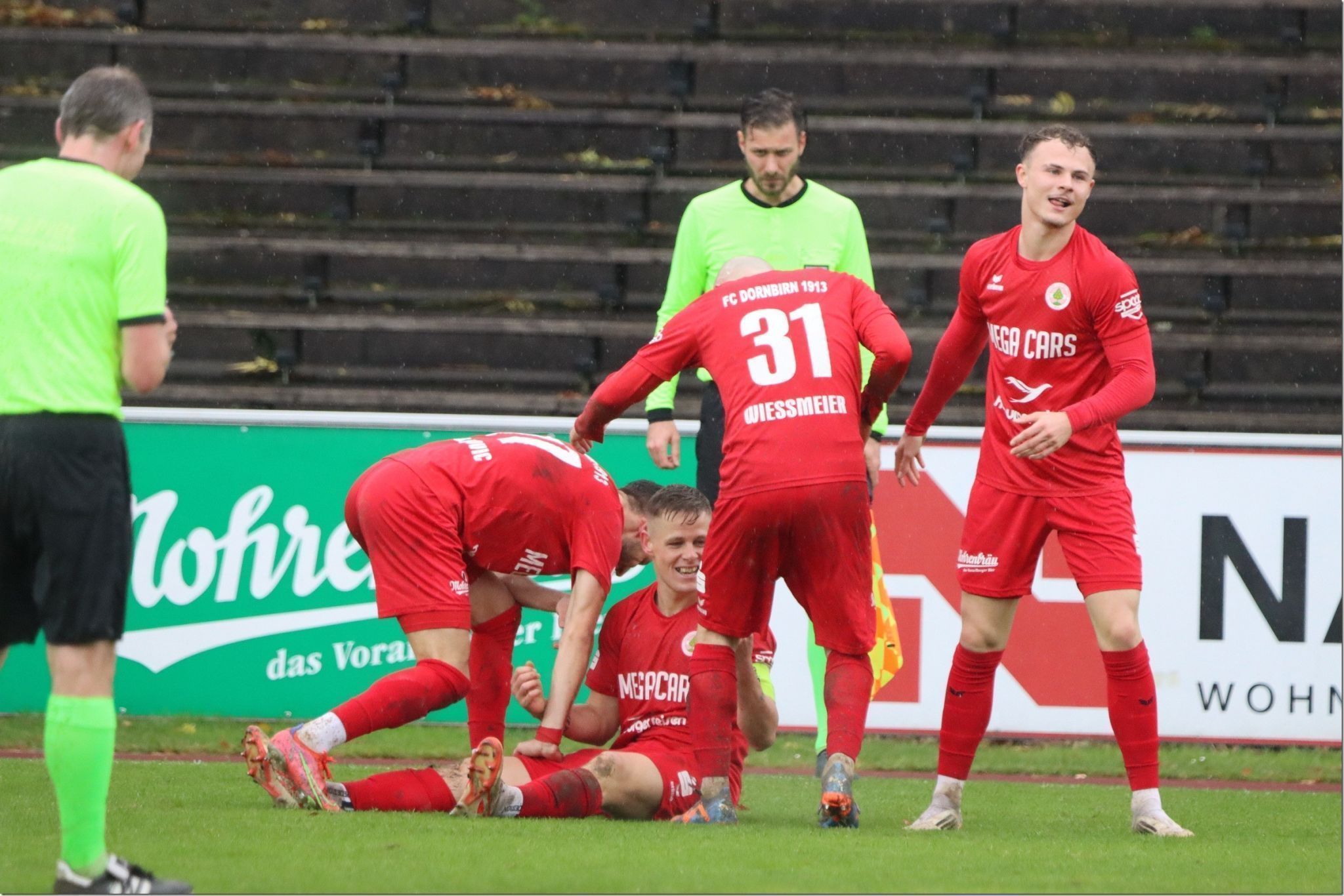 Der Held wurde gebührend gefeiert.