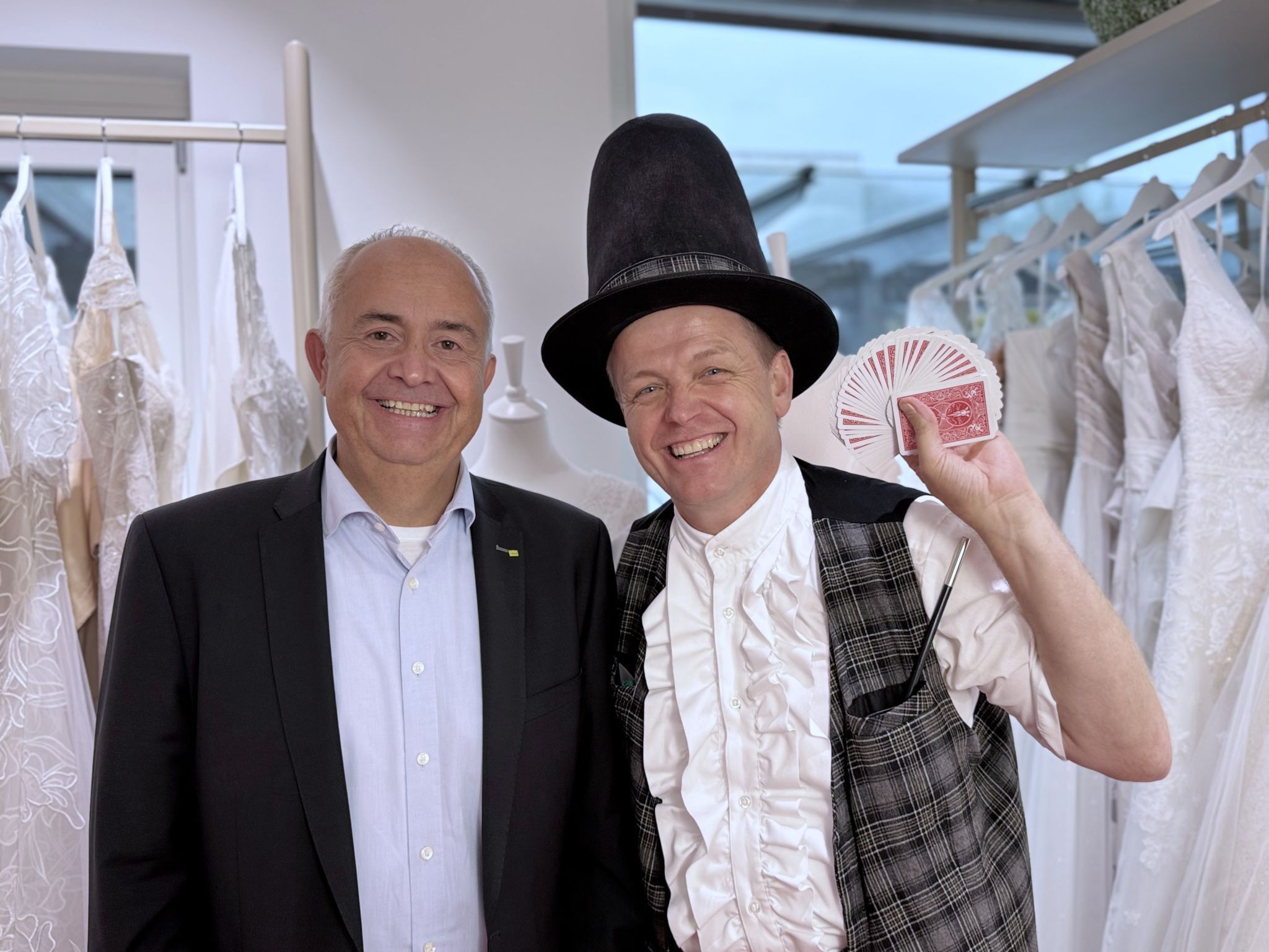 Bürgermeister Manfred Böhmwalder mit Zauberkünstler Robert Ganahl.