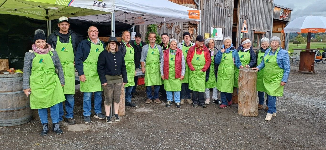Die Mitglieder des Obst-und Gartenbauvereins luden zum Mostfäscht. (Foto: NAM)