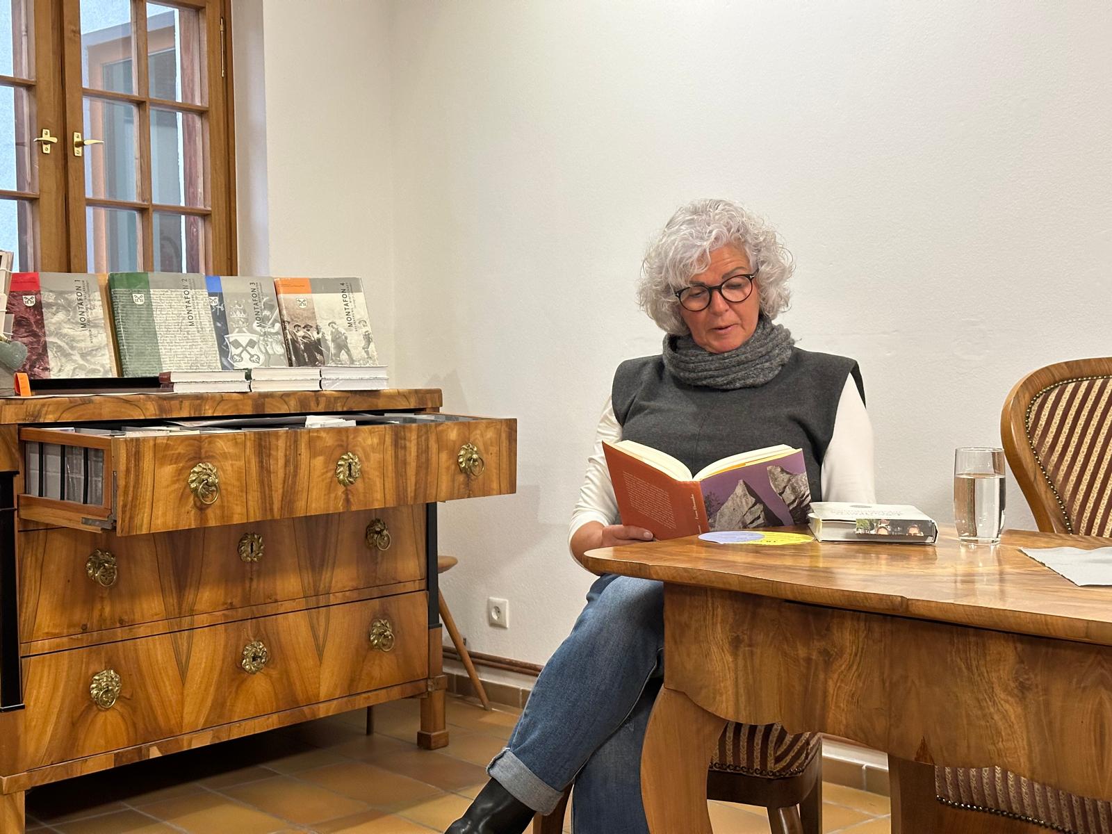 Bei der Vernissage im Montafoner Heimatmuseum in Schruns las Erna Ganahl einige Sagen aus dem Werk Vonbuns vor. Foto: Montafoner Museen