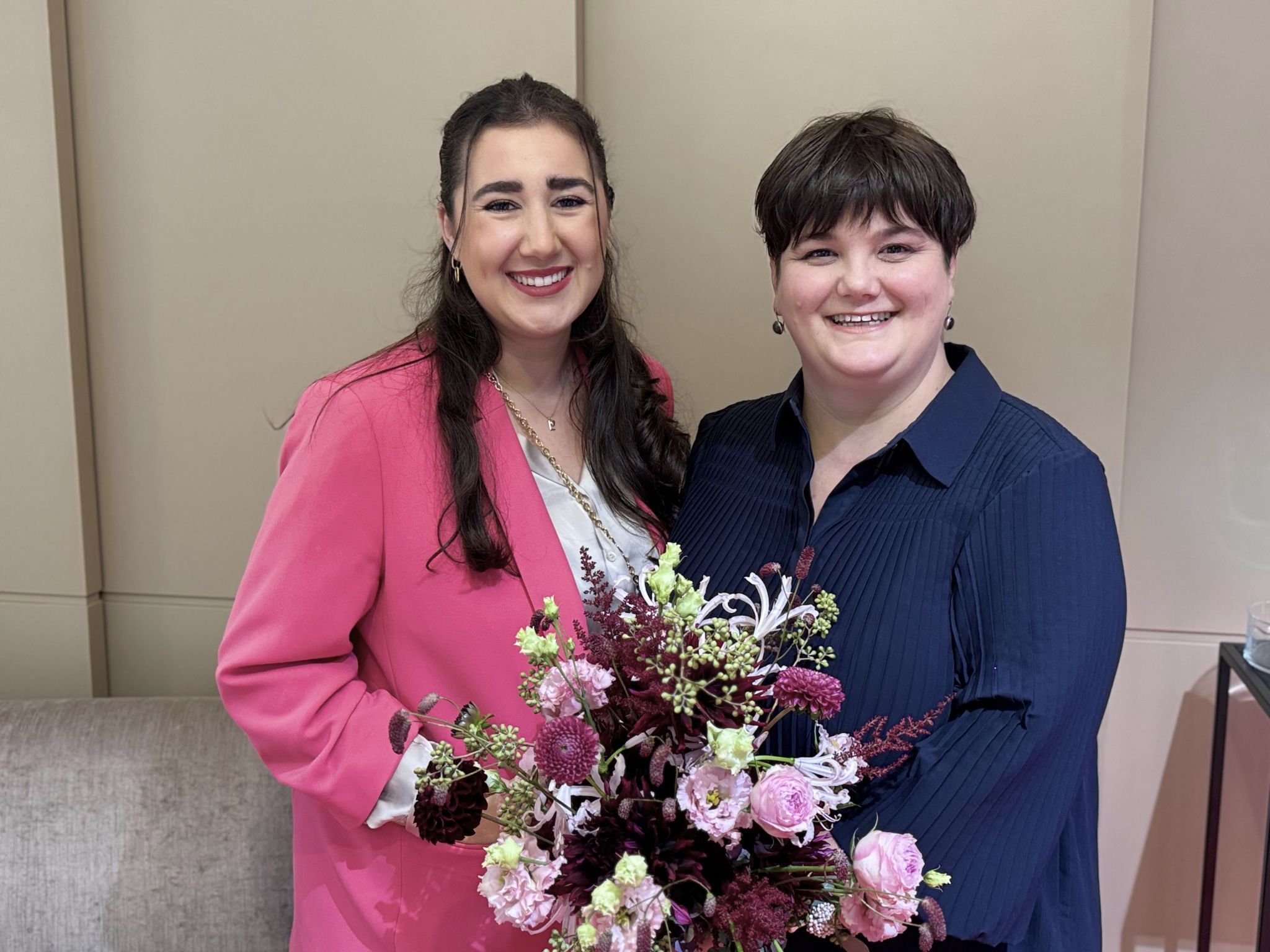 Momentschen(c)kerin Leonie Schenck und Floristin Kerstin Dietrich (Blumen Öhninger).