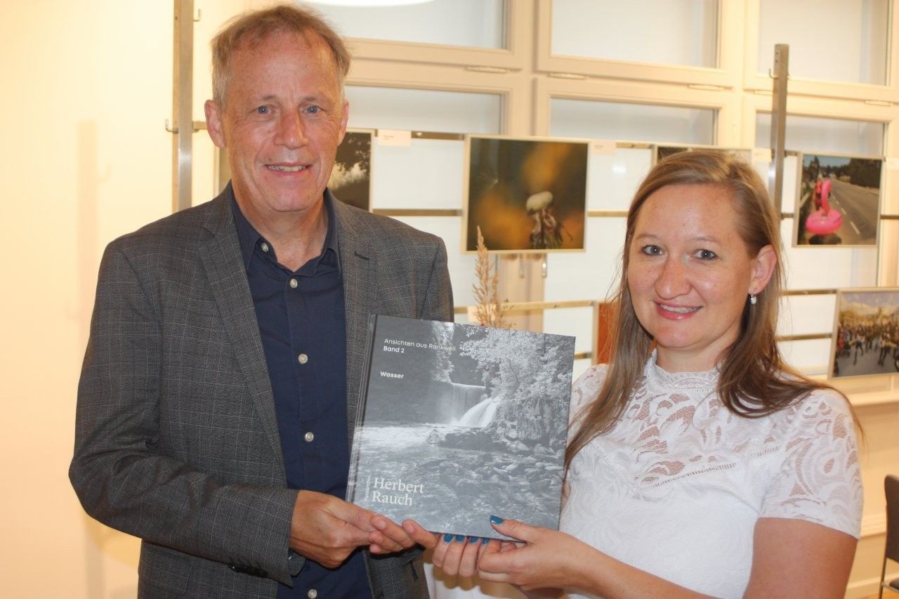 Die Archivare Stefanie Kollmann-Obwegeser und Norbert Schnetzer hielten den zweiten Band Ansichten aus Rankweil von Herbert Rauch fest.