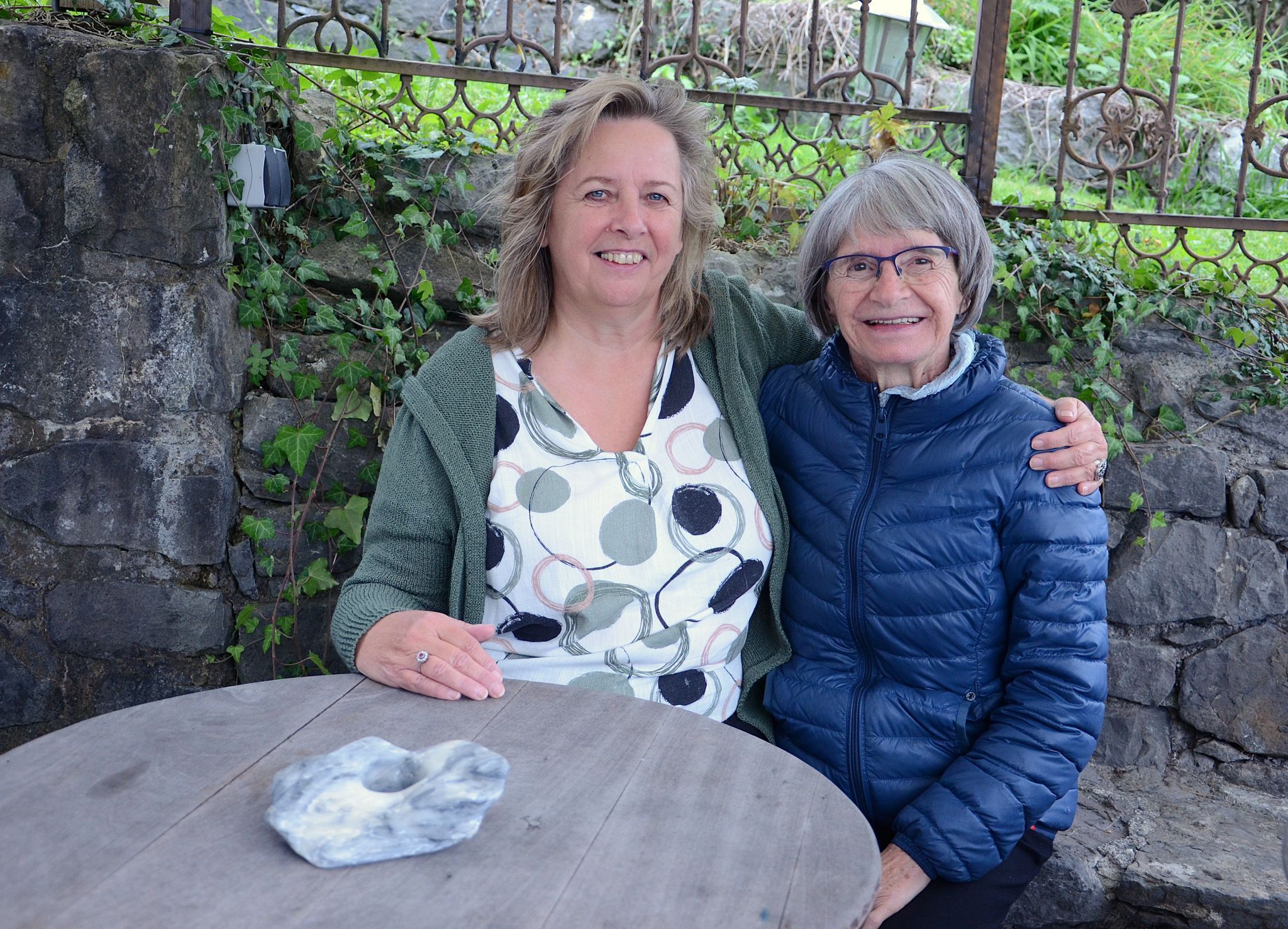 Renate Welte und ihre ehemalige Kalligraphielehrerin Roswitha Müller verbindet eine tiefe Freundschaft. HRJ