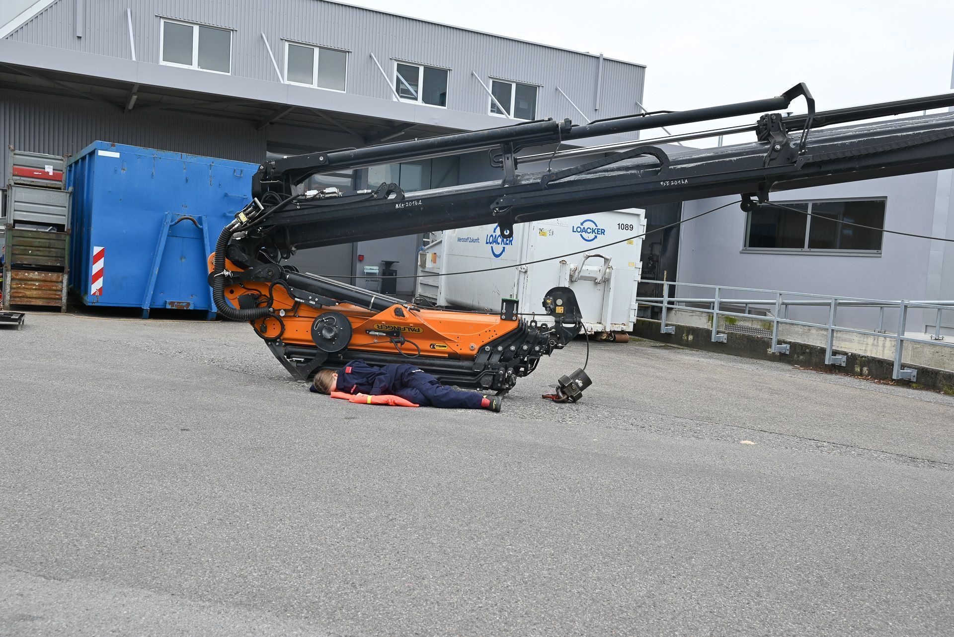 Vor der Halle lagen bewusstlose Personen. 