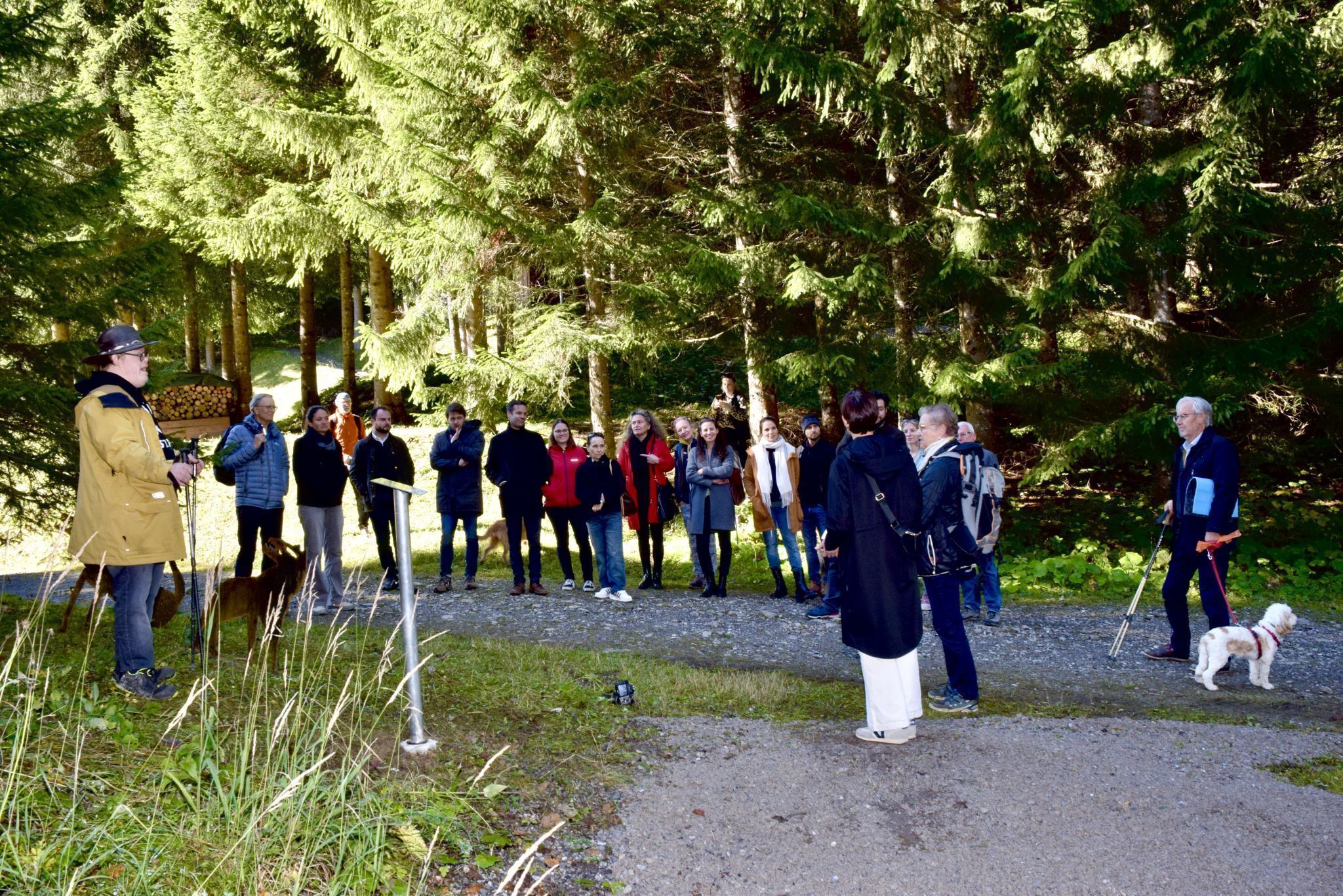„WolfGeorg“ mit den Eröffnungsbesuchern bei seinen Arbeiten.
