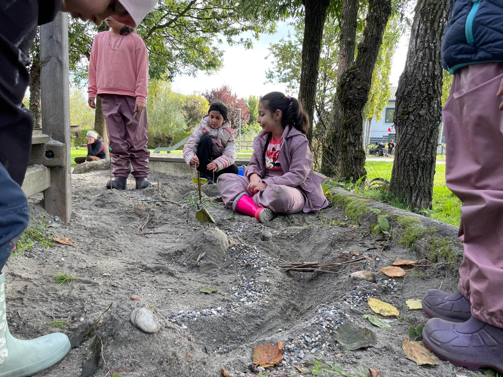 Die Kinder bauten einen renaturierten Fluss.