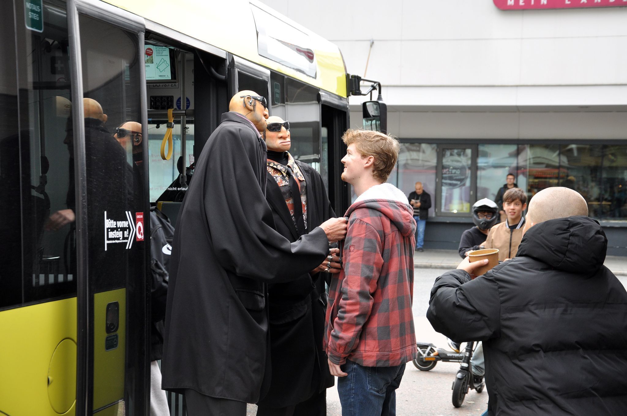 Die Fahrgäste ließen sich gern auf das Spiel mit den Tonys-Bodyguards ein.