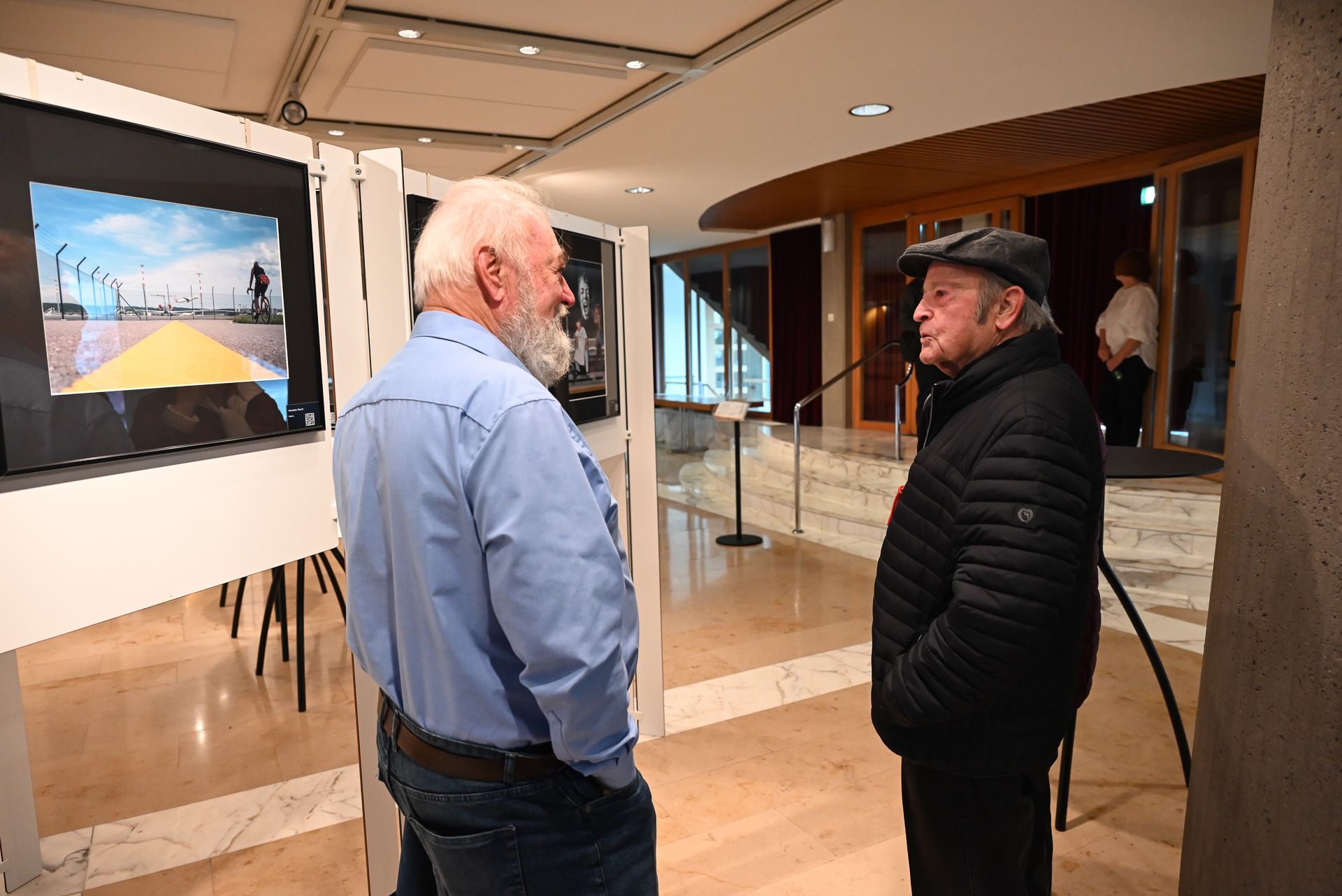 Die Mitglieder vom Fotoclub kamen ins Gespräch mit den Gästen. 