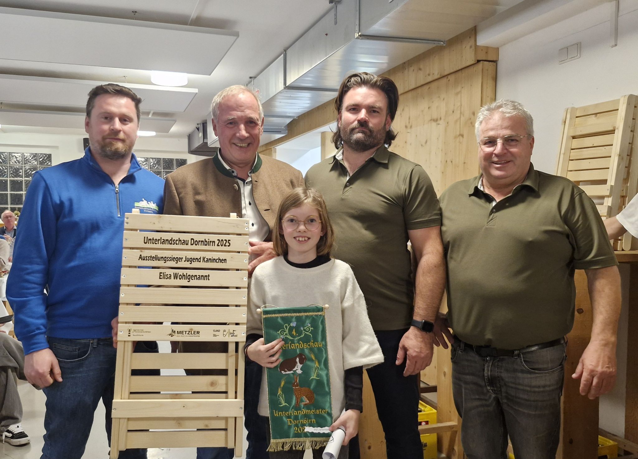 Frischgebackene Siegerin bei der Kleintierschau: v.l.n.r. Obmann V3 Dornbirn Stefan Weiß; Reinhard Metzler (Hauptsponsor) Landespräsident Christoph Spiegel, Zuchtwart V3 Dornbirn Martin Wohlgenannt und Tochter Elisa.
