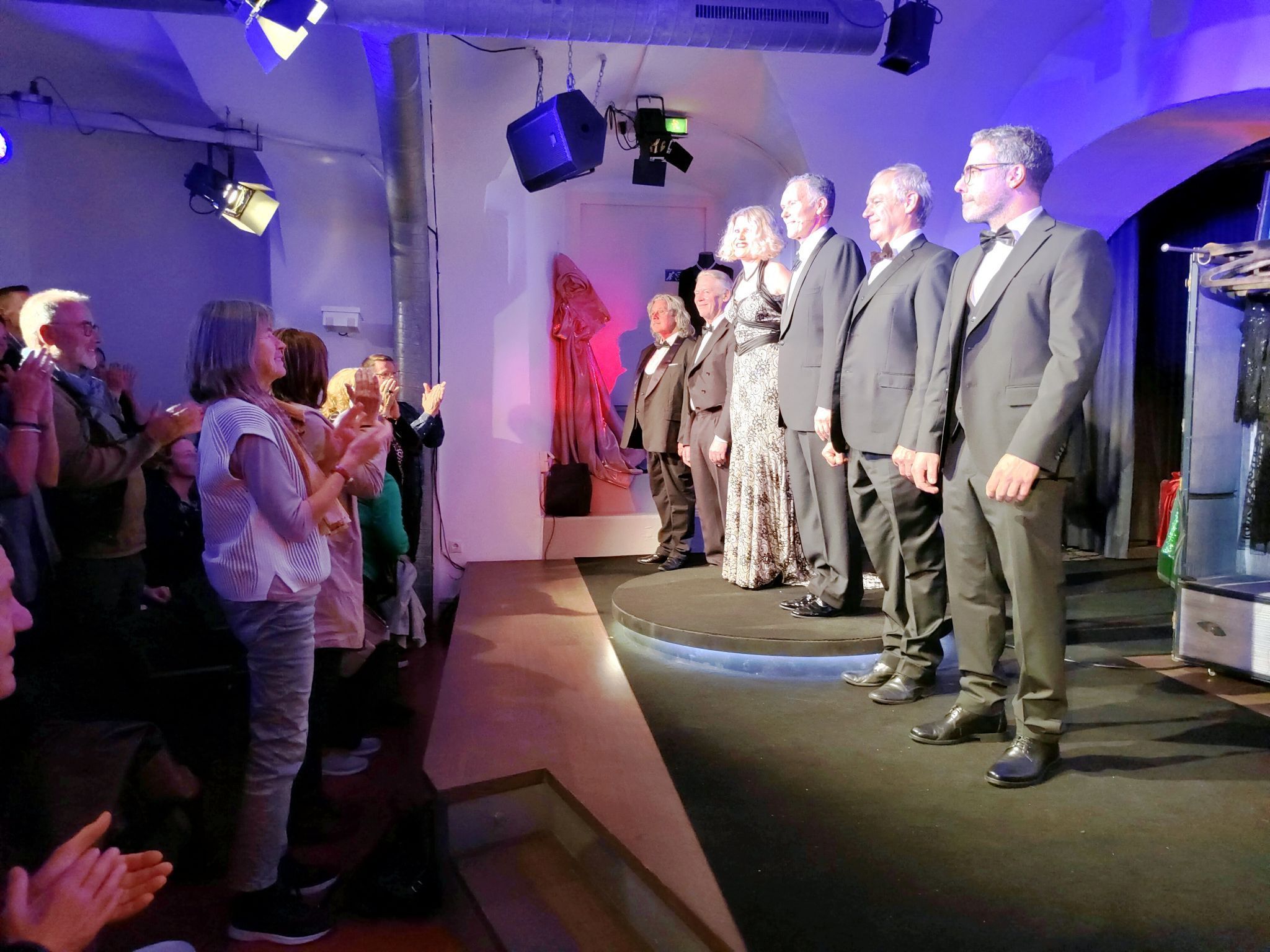 Standing Ovations: Mit begeistertem Applaus feierte das Publikum die letzte Vorstellung des Musiktheaters „Engel der Dämmerung“ im ausverkauften Theater am Saumarkt.