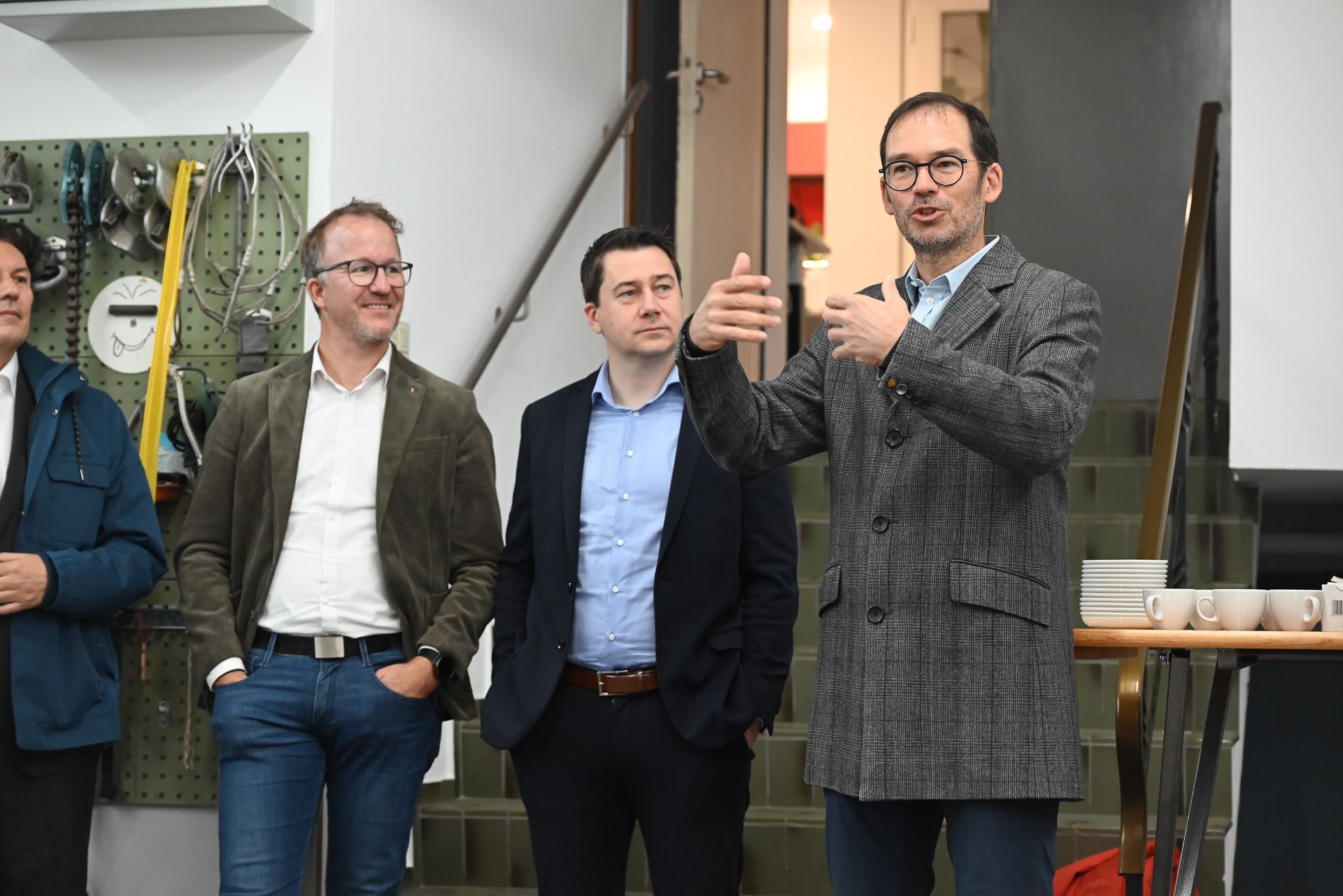 Markus Mähr (rechts), Gesamtprojektleiter von Rhesi, war zum Spatenstich gekommen.
