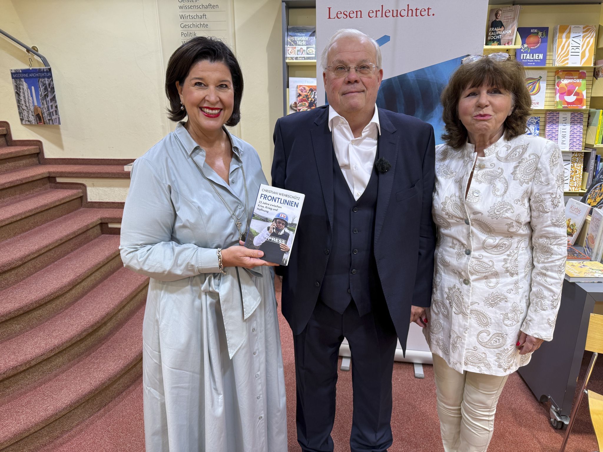 Gastgeberin Verena Brunner-Loss und Autor Christian Wehrschütz mit Elisabeth bei der Buchpräsentation _Frontlinien_