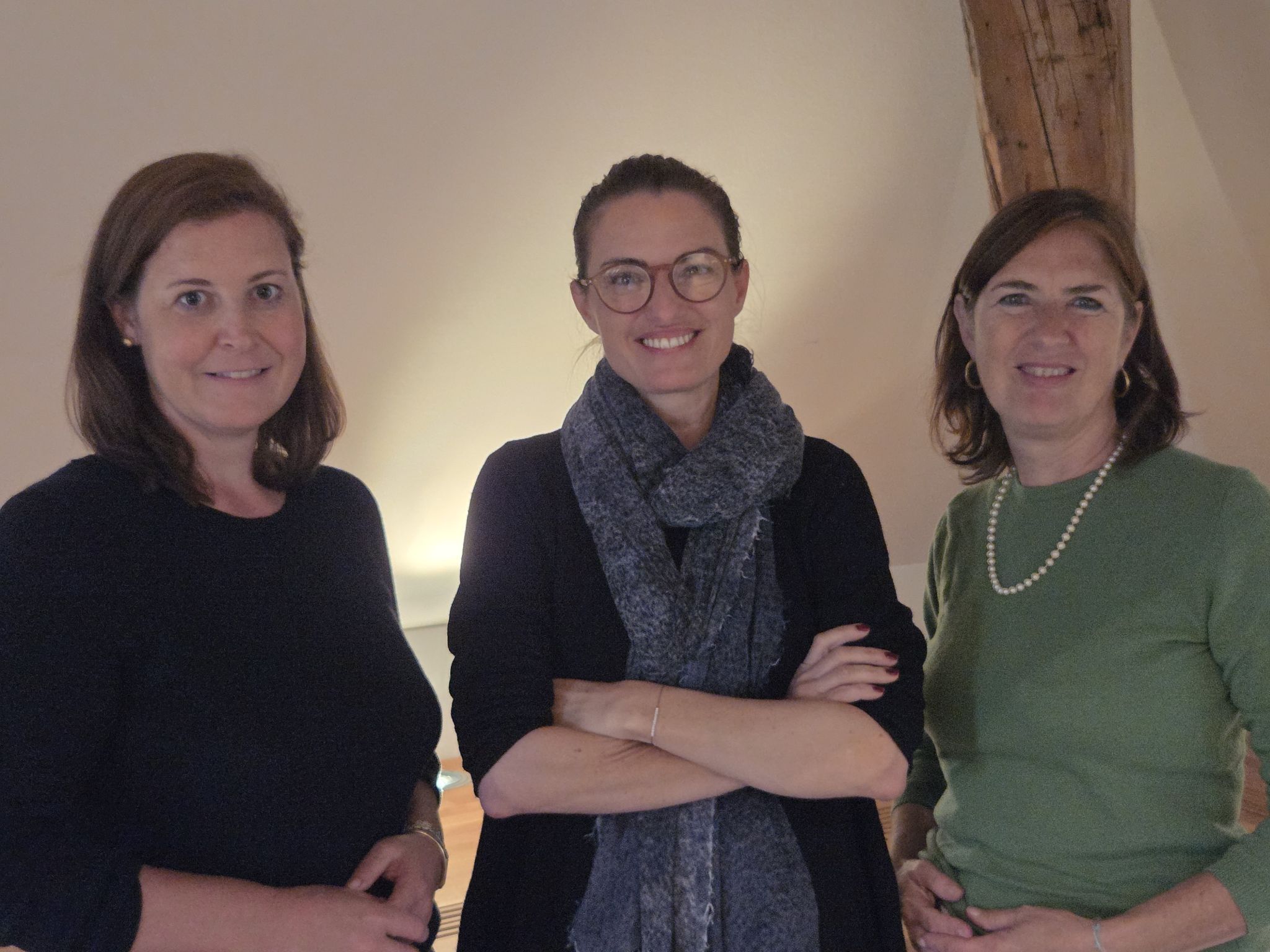 Referentin Verena Konrad (M.) mit Geschäftsführerin Verena Burtscher und Obfrau Elisabeth Tschann von der Villa Falkenhorst (Foto: OS)