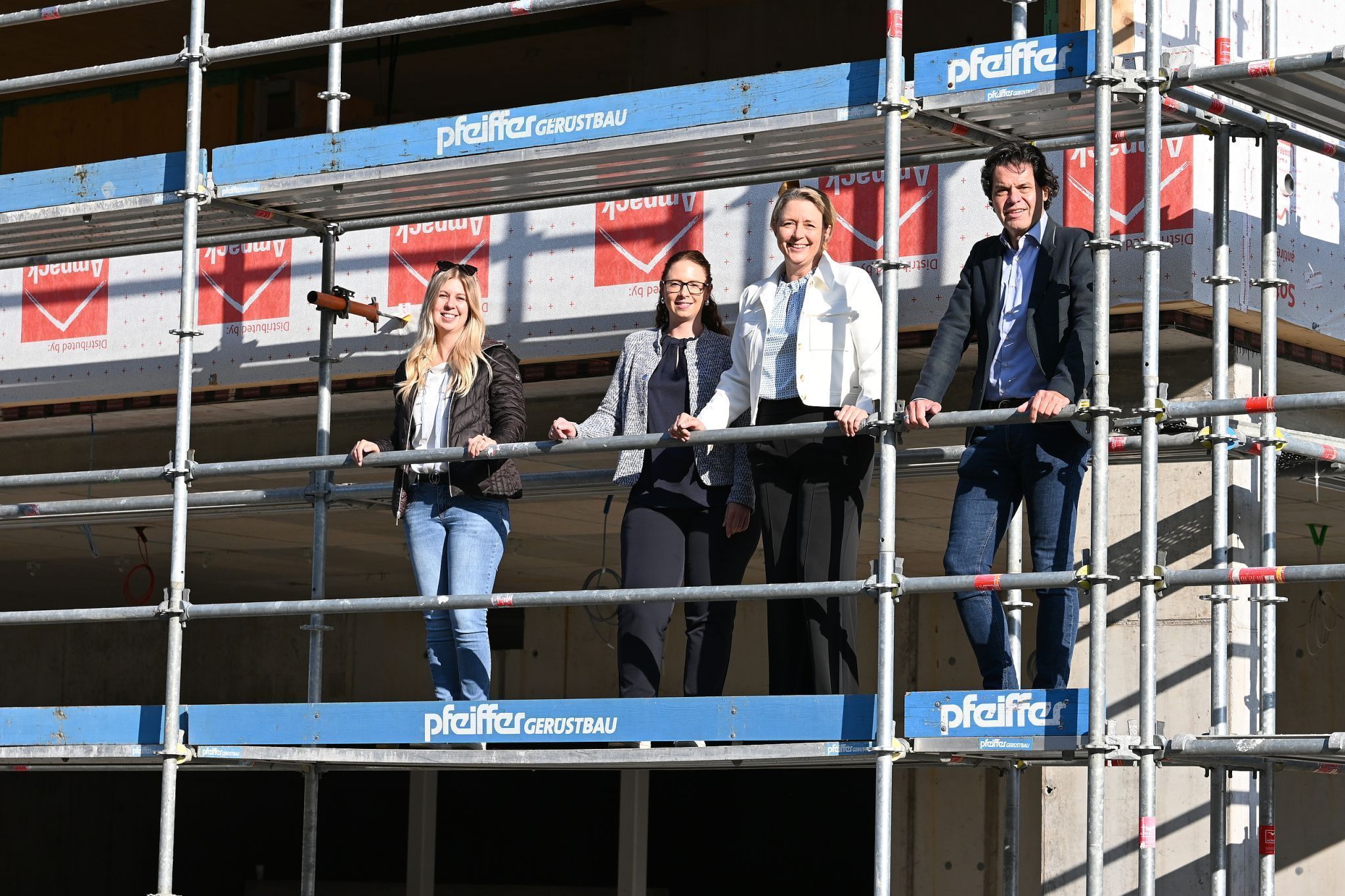 Zur Firstgleiche besuchten auch Bürgermeister Manfred Rädler und Baustadträtin Andrea Kerbleder die Baustelle.