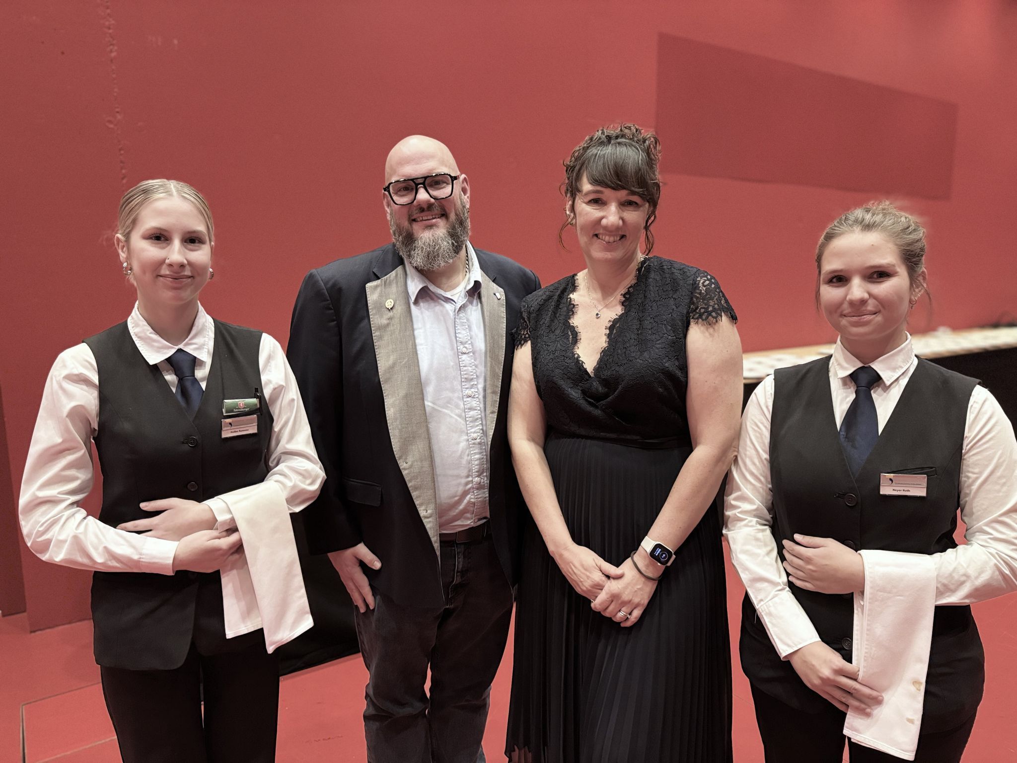 Mike Pansi und Kerstin Biedermann-Smith (Wirtschaftskammer) mit Schülerinnen des Tourismuscampus Bludenz.