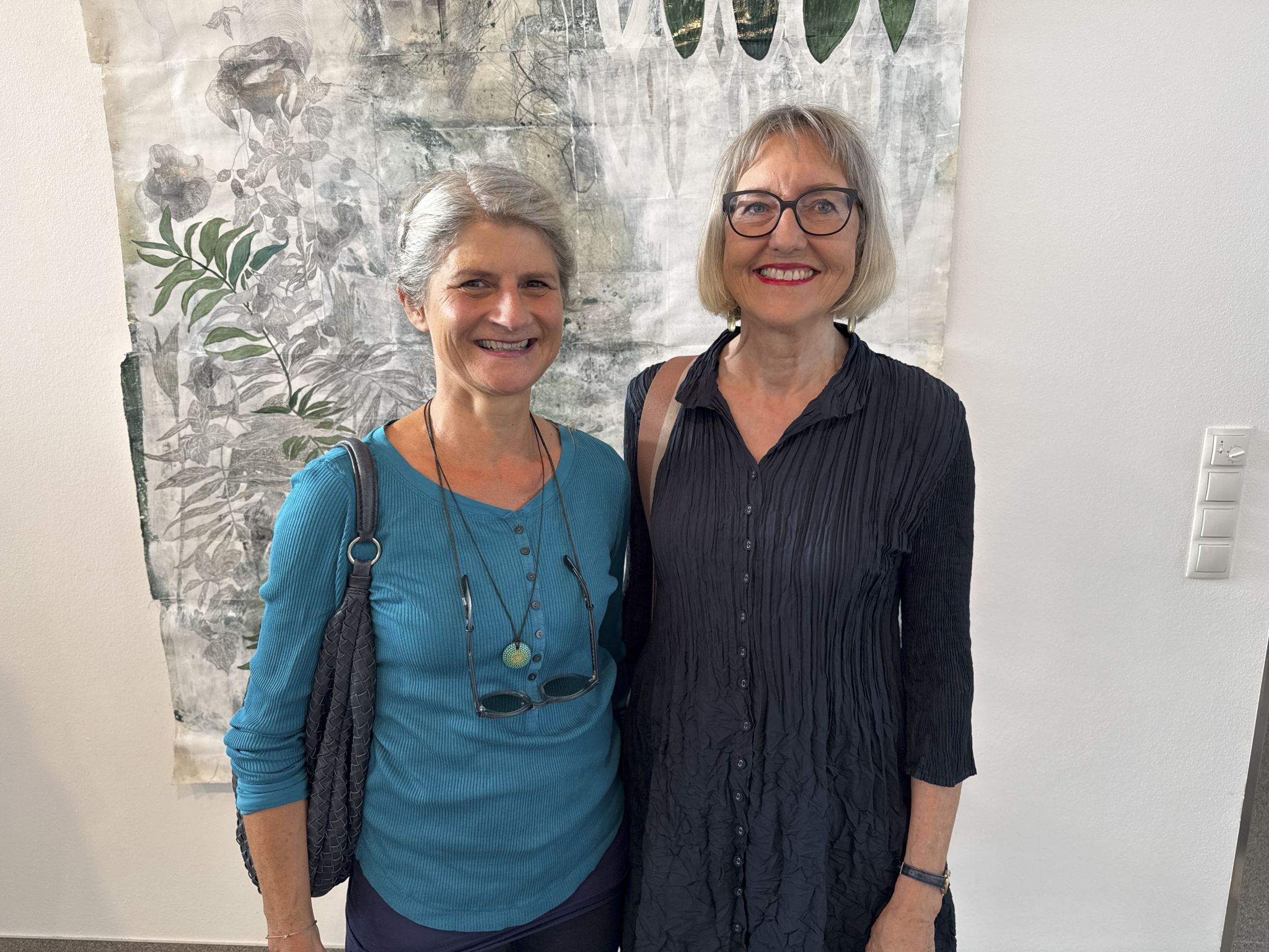 Gertrud Weiss und Renate Kühne beim Rundgang