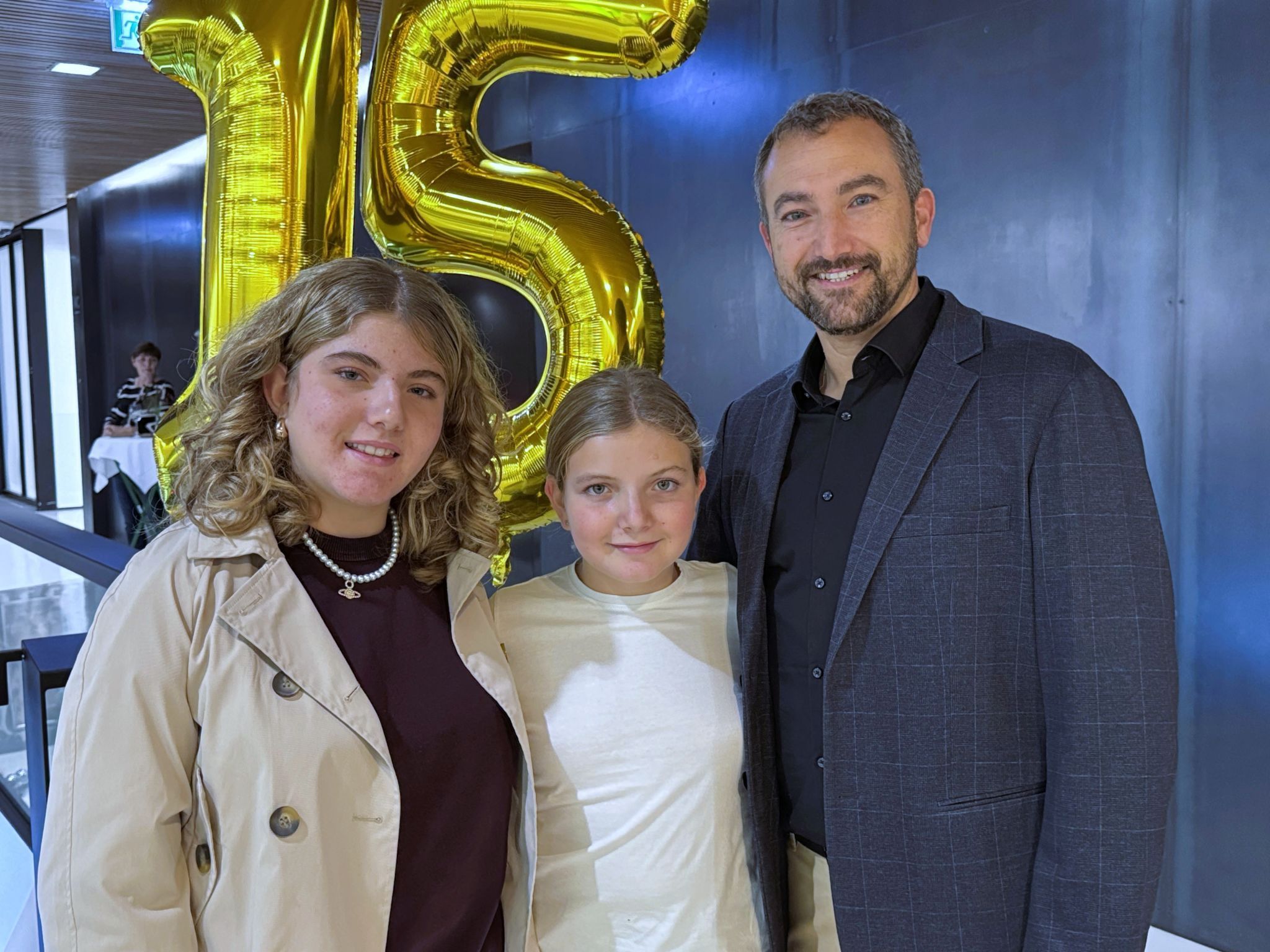 Mediziner Dustin Schramm mit Hannah und Paulina.