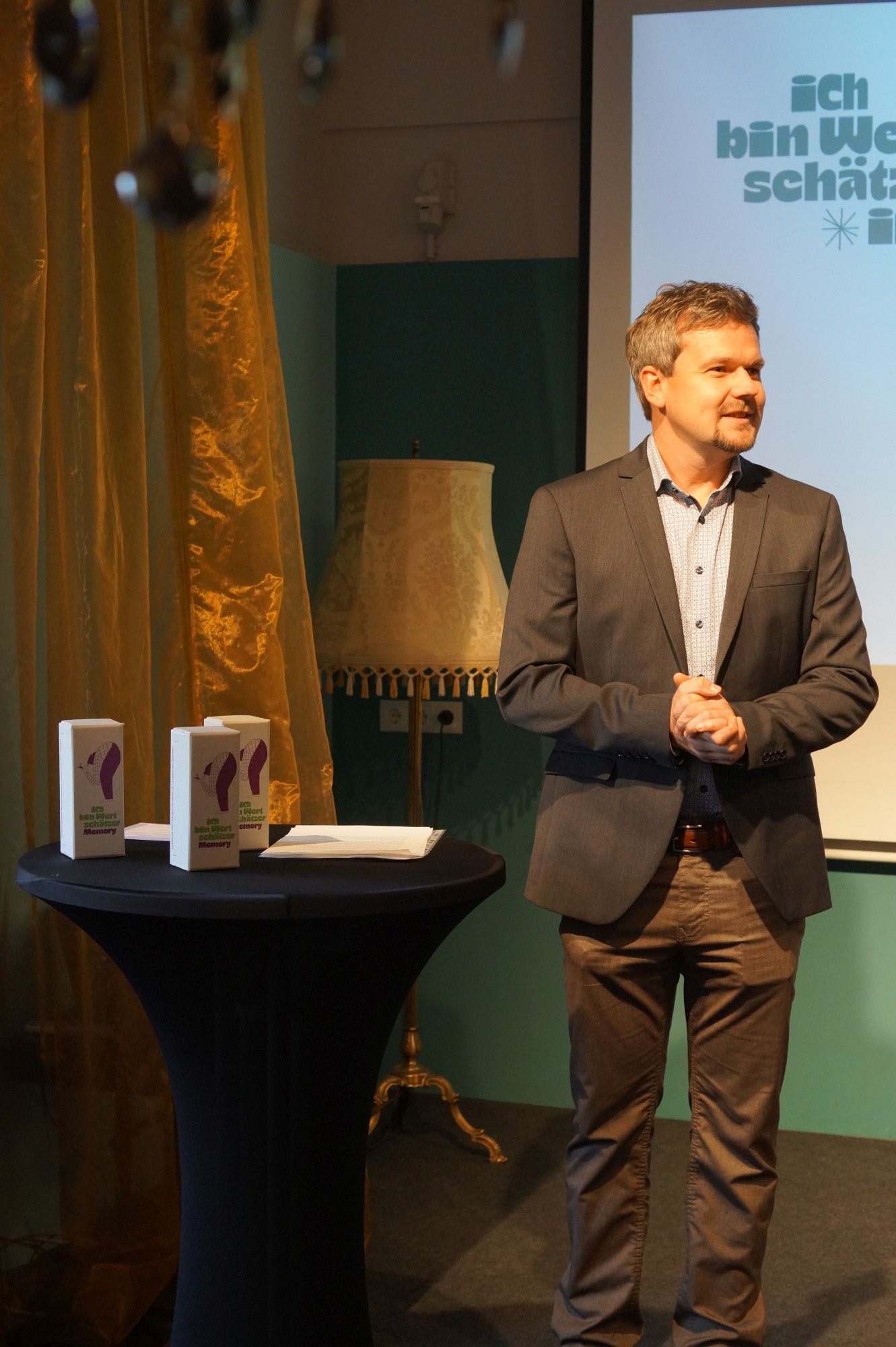 Vize-Bürgermeister Harald Eberle begrüßte Jung und Alt bei der Wertschätzer-Vernissage