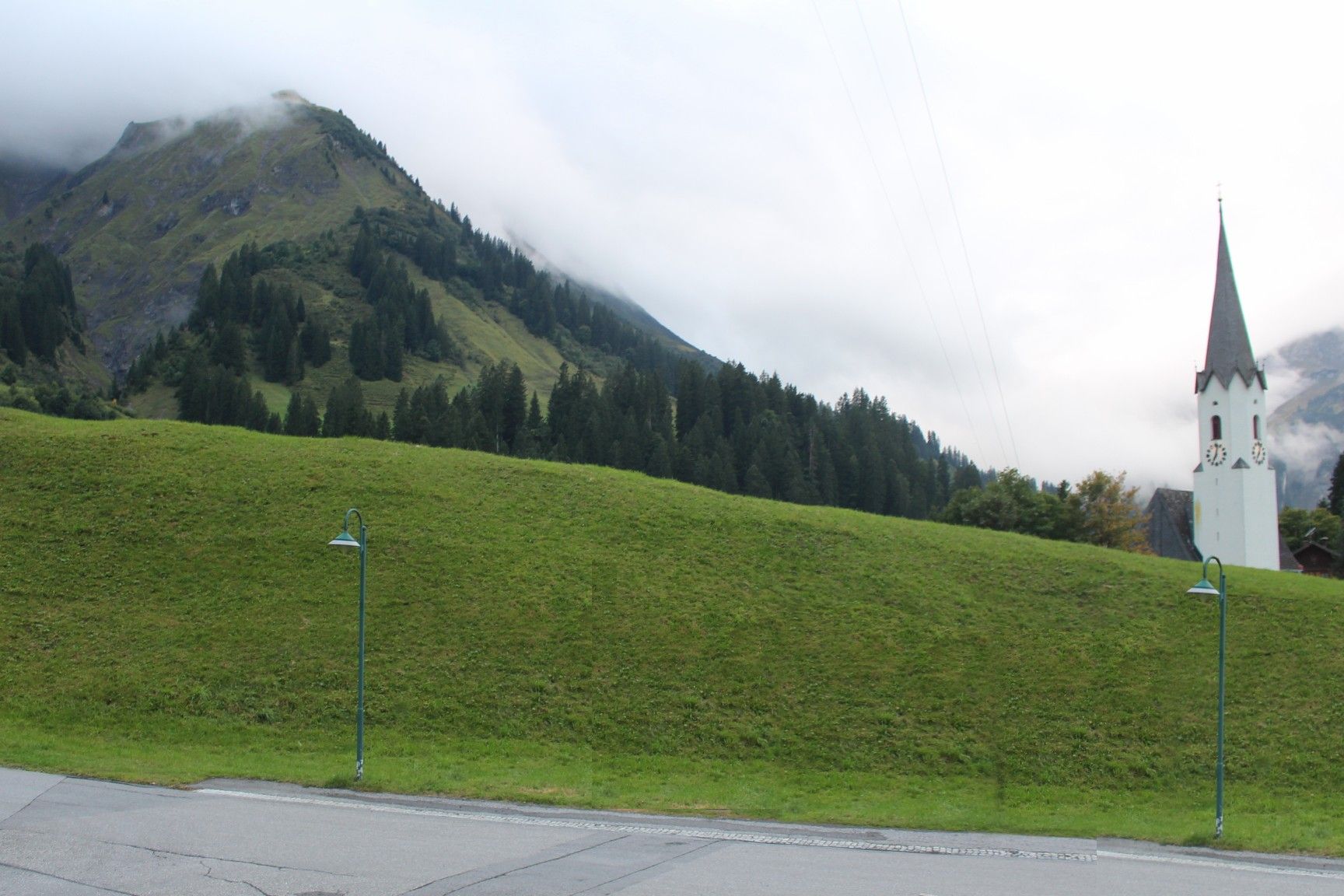Der Kirchenbühel, Standort für die die seit vielen Jahren geplante Dorfbahn, soll nach den Vorstellungen der Gemeinde noch stärker in das Projekt einbezogen werden.