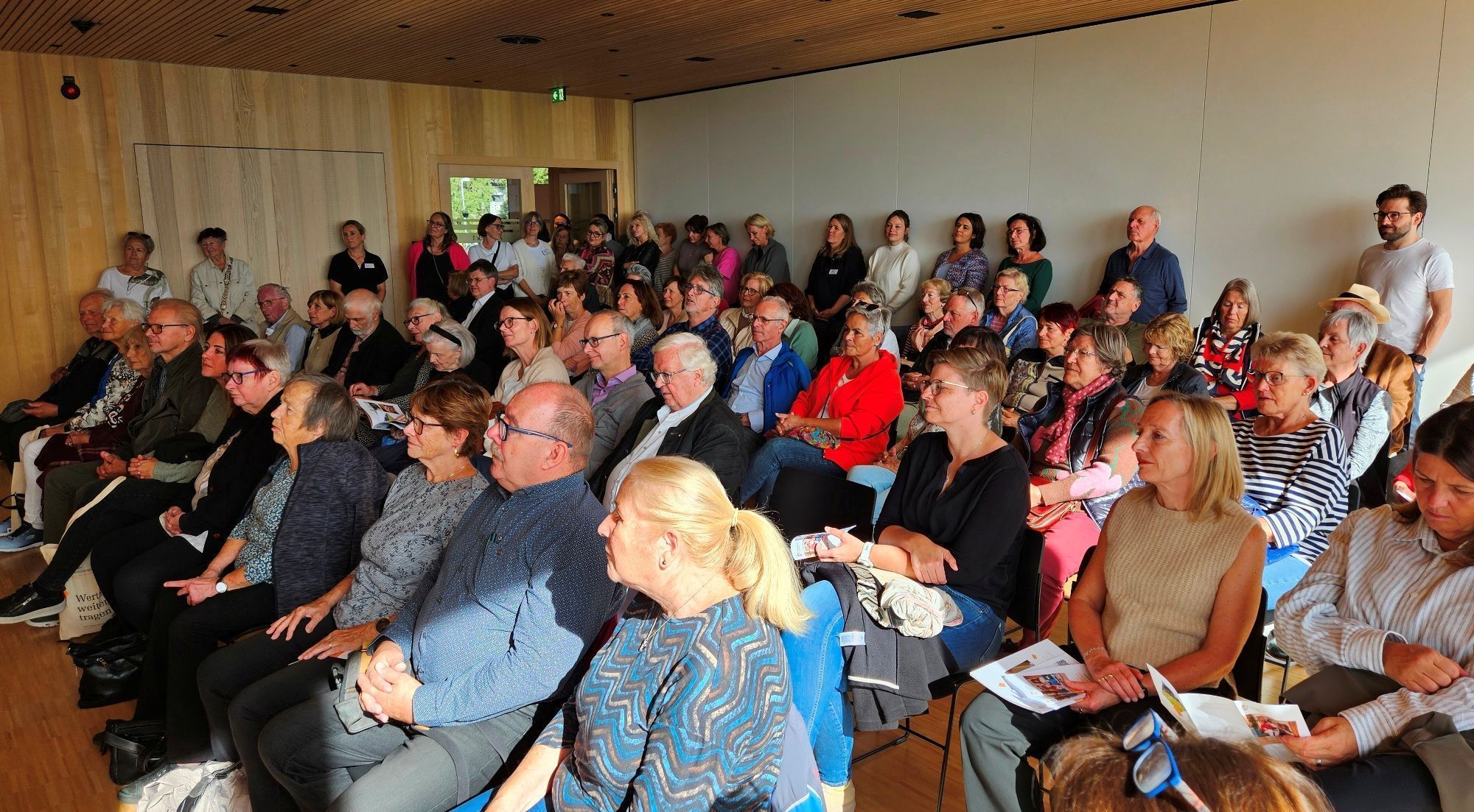 Geschäftsführer Bernhard Guggenbichler von den Sozialen Einrichtungen der Barmherzigen Schwestern in Zams und Nicole Schweyer, die neue Heim- und Pflegedienstleiterin, konnten zahlreiche Gäste begrüßen.