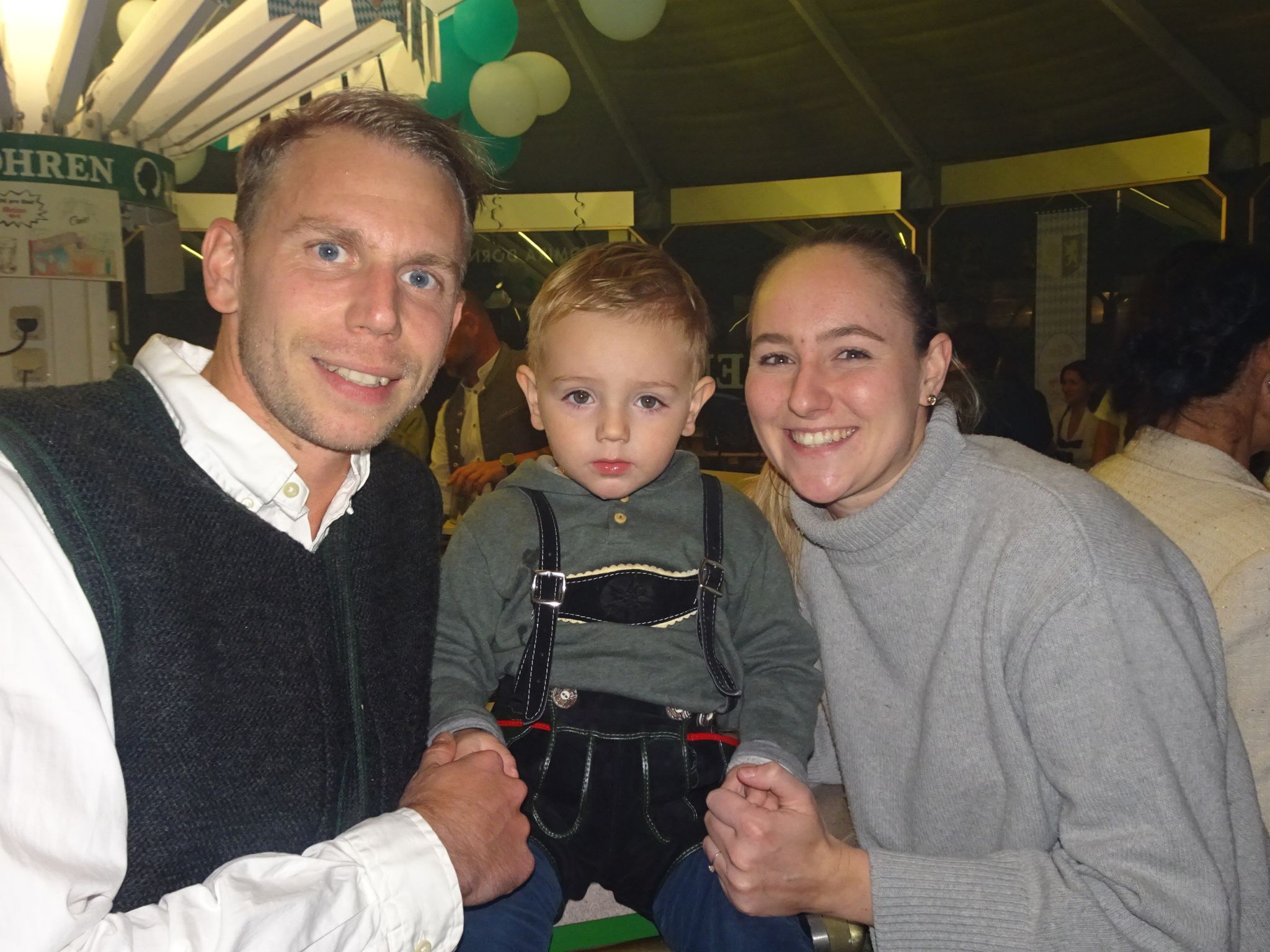Marco Pichler mit seinen beiden Schätzen, Julia und Junior Colin in standesgemäßer Lederhose. 