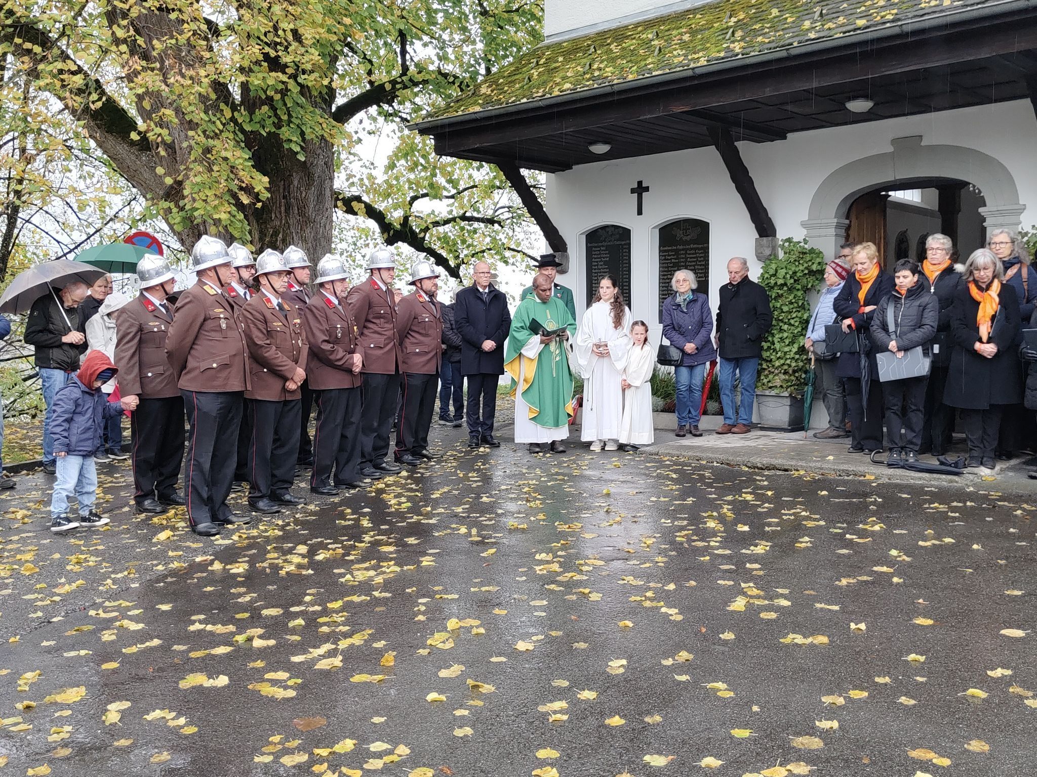 Ein Dorf hält inne: Gemeinsam gedachten Jung und Alt der Gefallenen und baten um Frieden in der Welt.