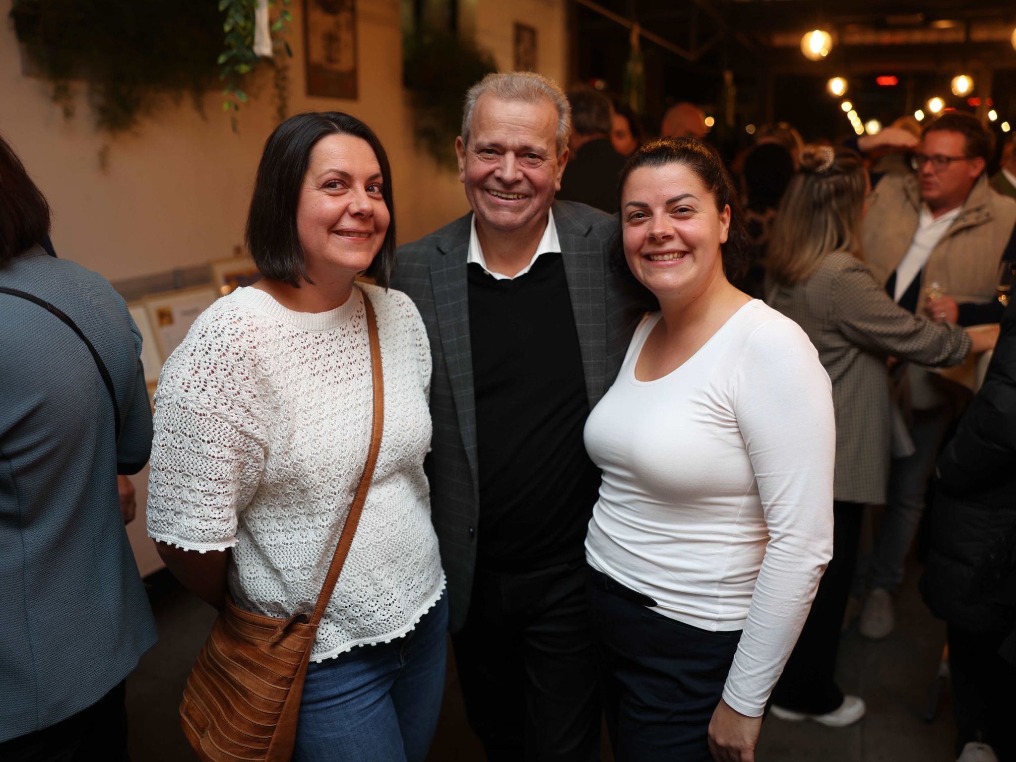 Christian Greber mit seinen Töchtern Manuela (l) und Daniela.