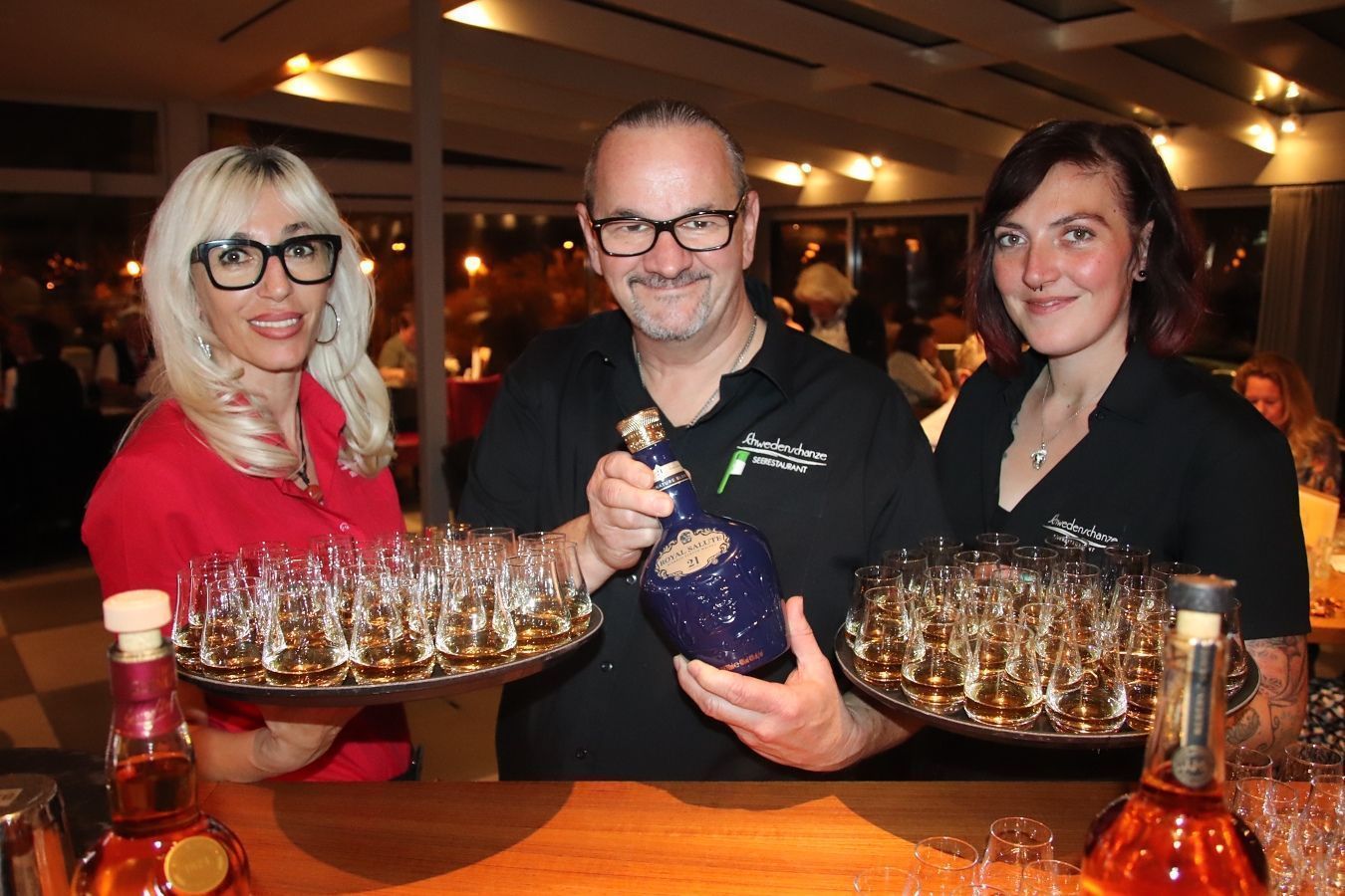 Hausherr Christoph Sögner mit Roxana und Jenny. (Foto: NAM)