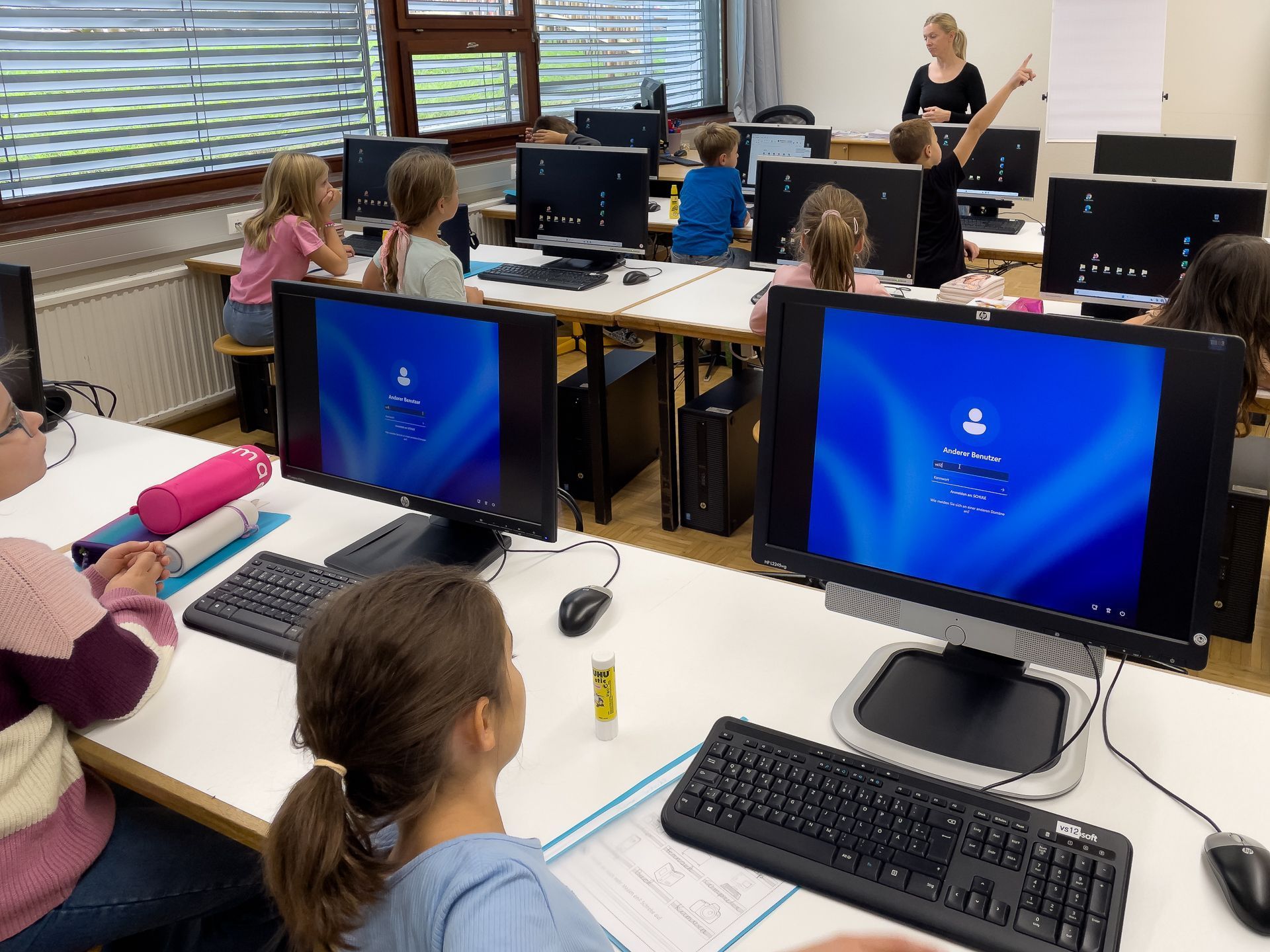 Die Kinder werden an das Internet herangeführt und lernen z.B. keine persönlichen Daten preiszugeben.