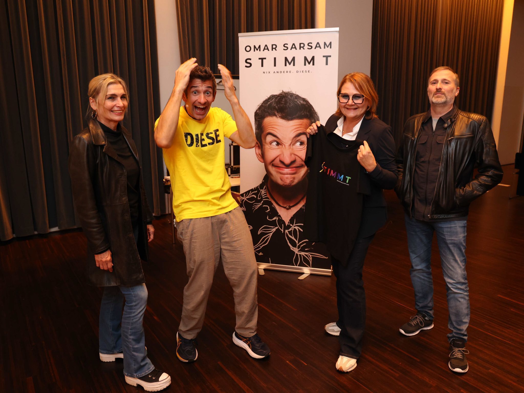 Besucher Andrea (l) und Helmut Sinn mit Multitalent Omar Sarsam und Gabi Narat (Spannrahmen).