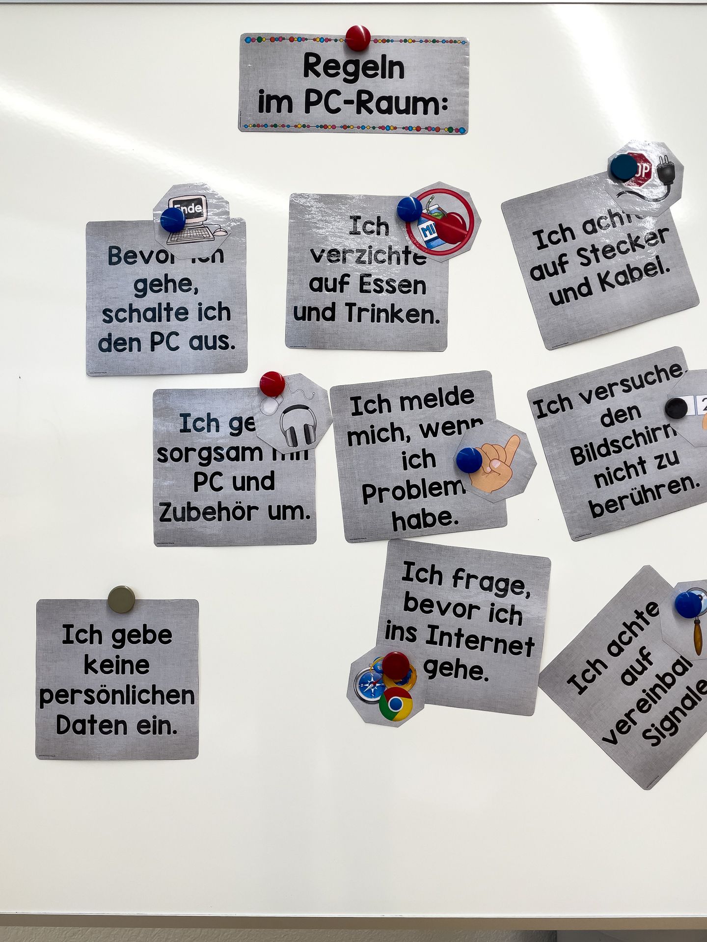 Genaue Regeln helfen, den Computerraum richtig zu nutzen und das Eqipment zu schonend zu behandeln.