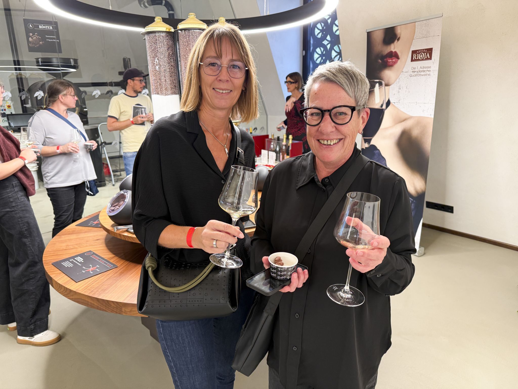 Carmen Alge und Jeannette Sieber beim Probieren