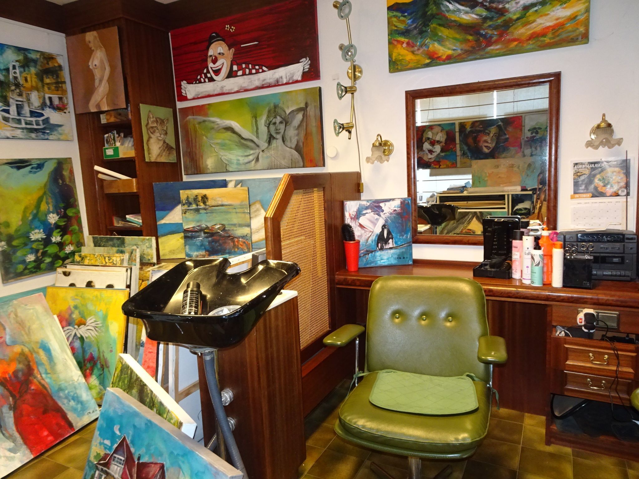 Im ehemaligen Friseursalon stapeln sich heute die vielseitigen Werke der Künstlerin. 
