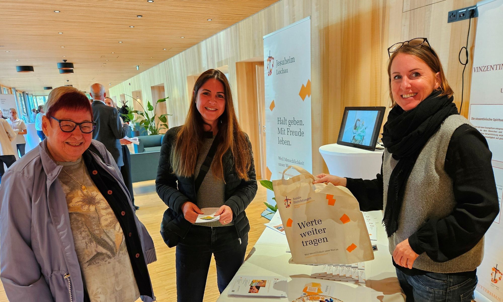 Informationsstände rund um Pflege, Betreuung und sozialen Dienstleistungen gaben umfassenden Einblicke in die Arbeit und die Angebote der sozialen Einrichtungen.