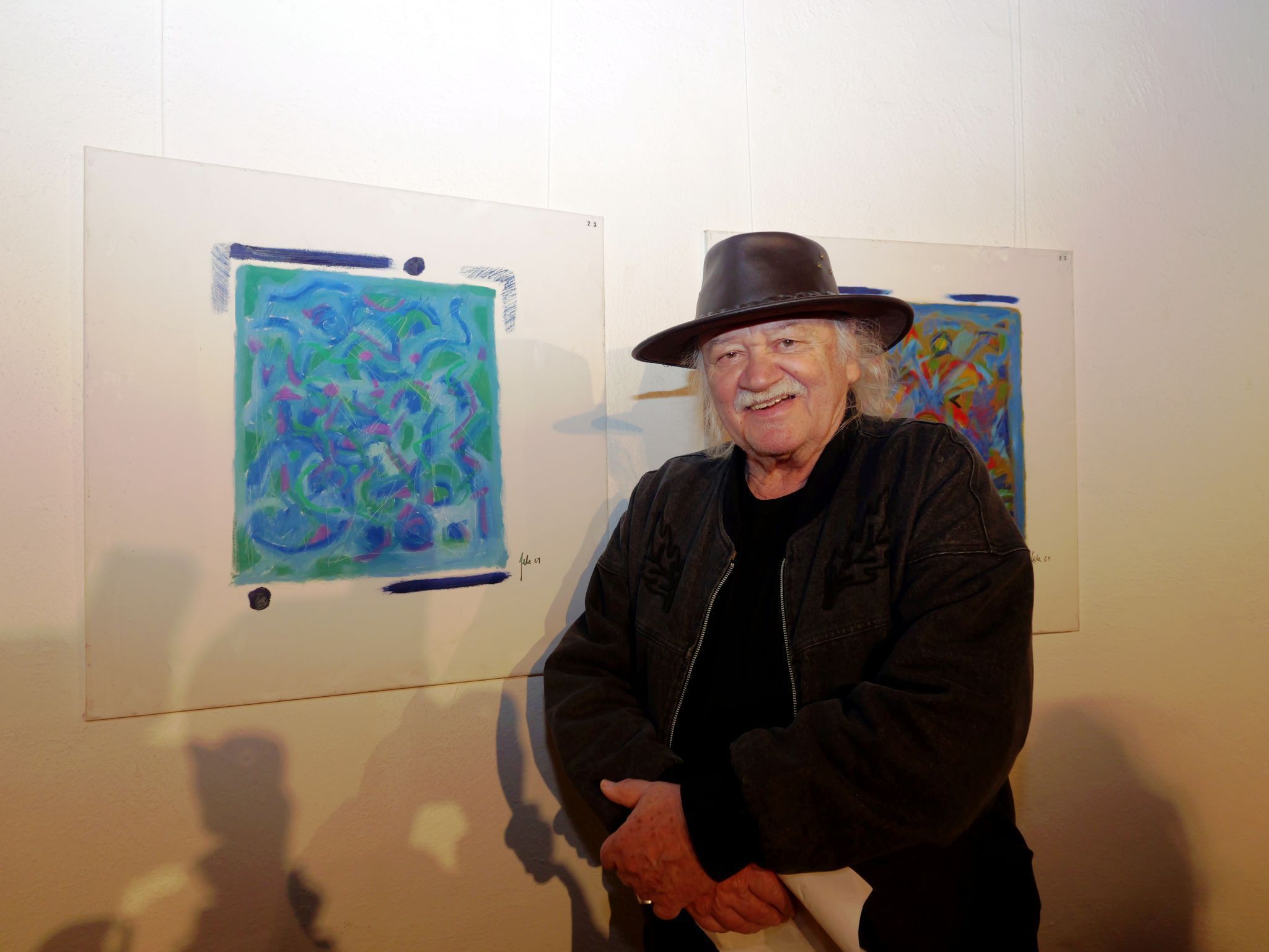 Friedrich Fels vor neuesten Gemälden.