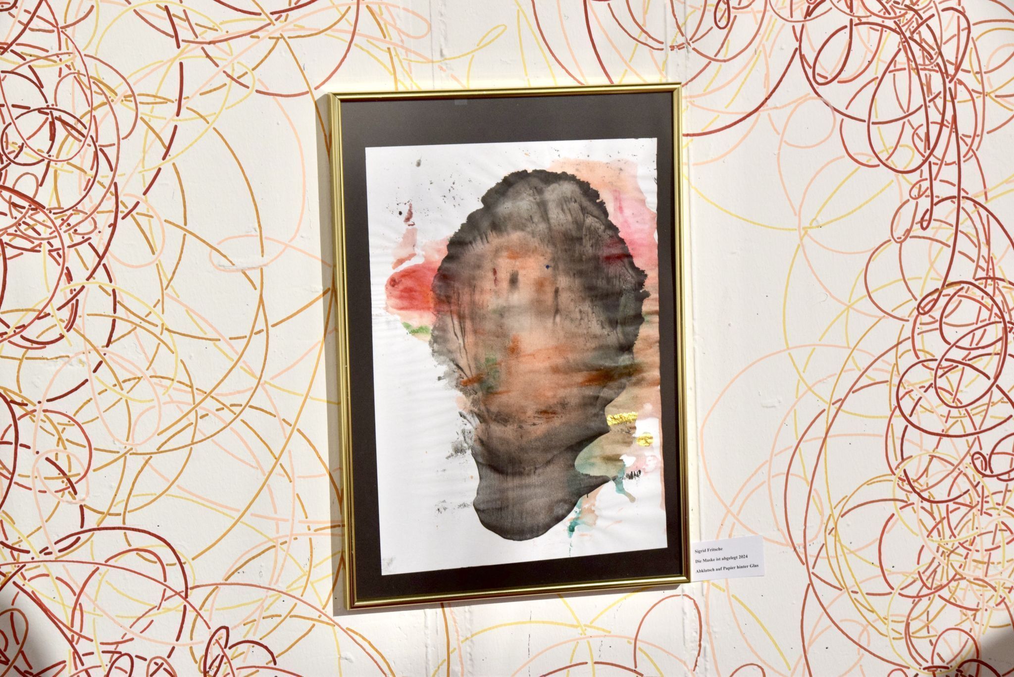 Sigrid Fritsche: Die Maske ist abgelegt, 2024 - Abklatsch auf Papier hinter Glas.
