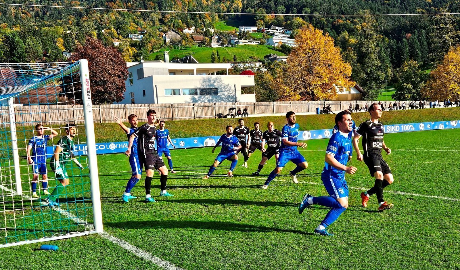 Packende Strafraumszenen begeisterten im Stadion Hoferfeld die Fans auf beiden Seiten.