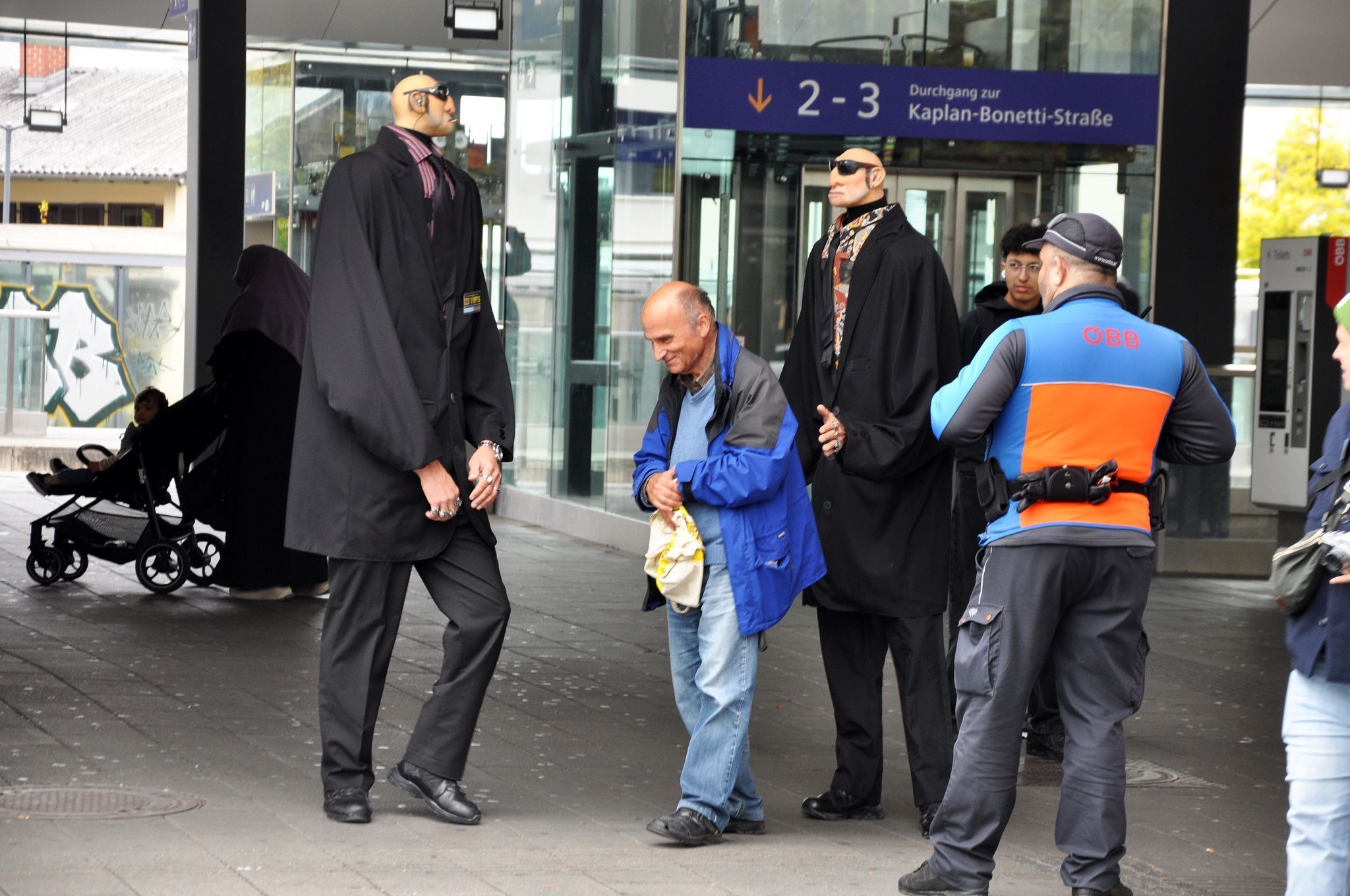 Die Tony-Bodyguards nahmen ihre Aufgabe sehr ernst und geleiteten Passanten über den Bahnhofsplatz.