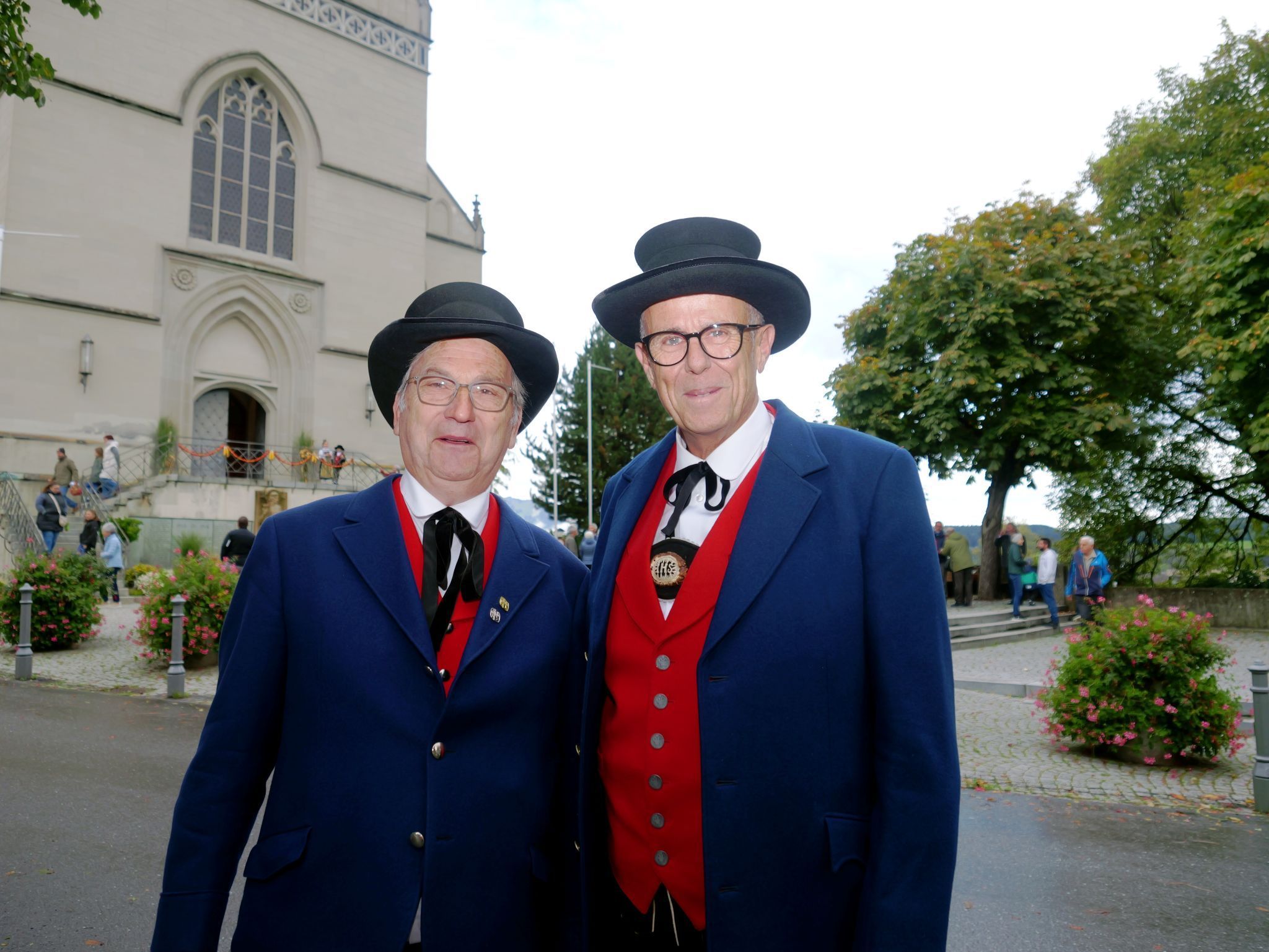 Altbürgermeister Eugen Gabriel und Bürgermeister Walter Gohm in traditioneller Tracht.