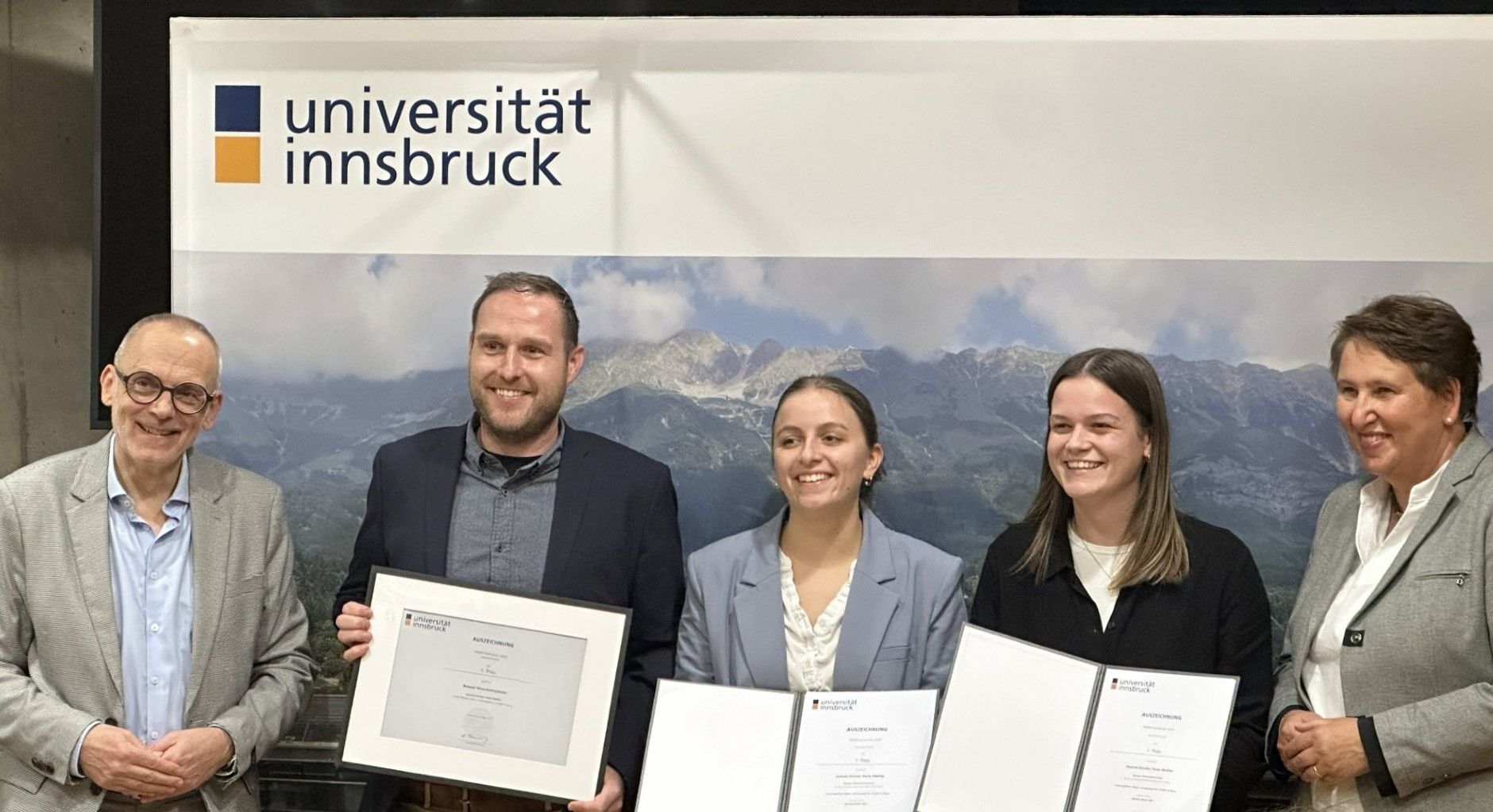 BWL, 1. Preis, v. l. n. r.: Prof. Michael Habersam, Mathias Masal (Betreuer), Paula Übelher, Hannah Künzler, Prof. Annette Ostendorf