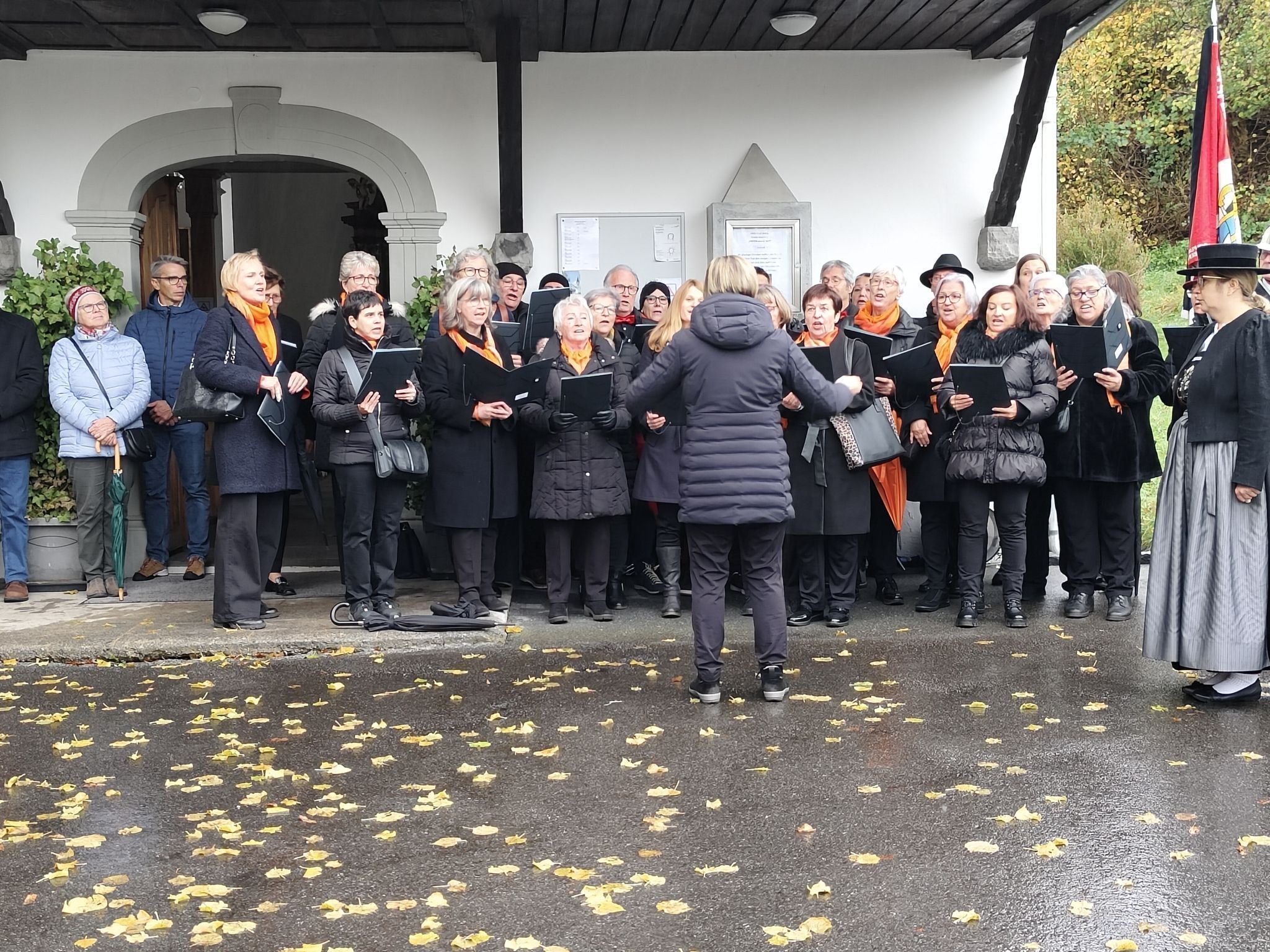 Klang und Glaube vereint: Der Männer- und Frauenchor Frastanz stimmte das Lied „Trage Frieden in die Welt“ an.