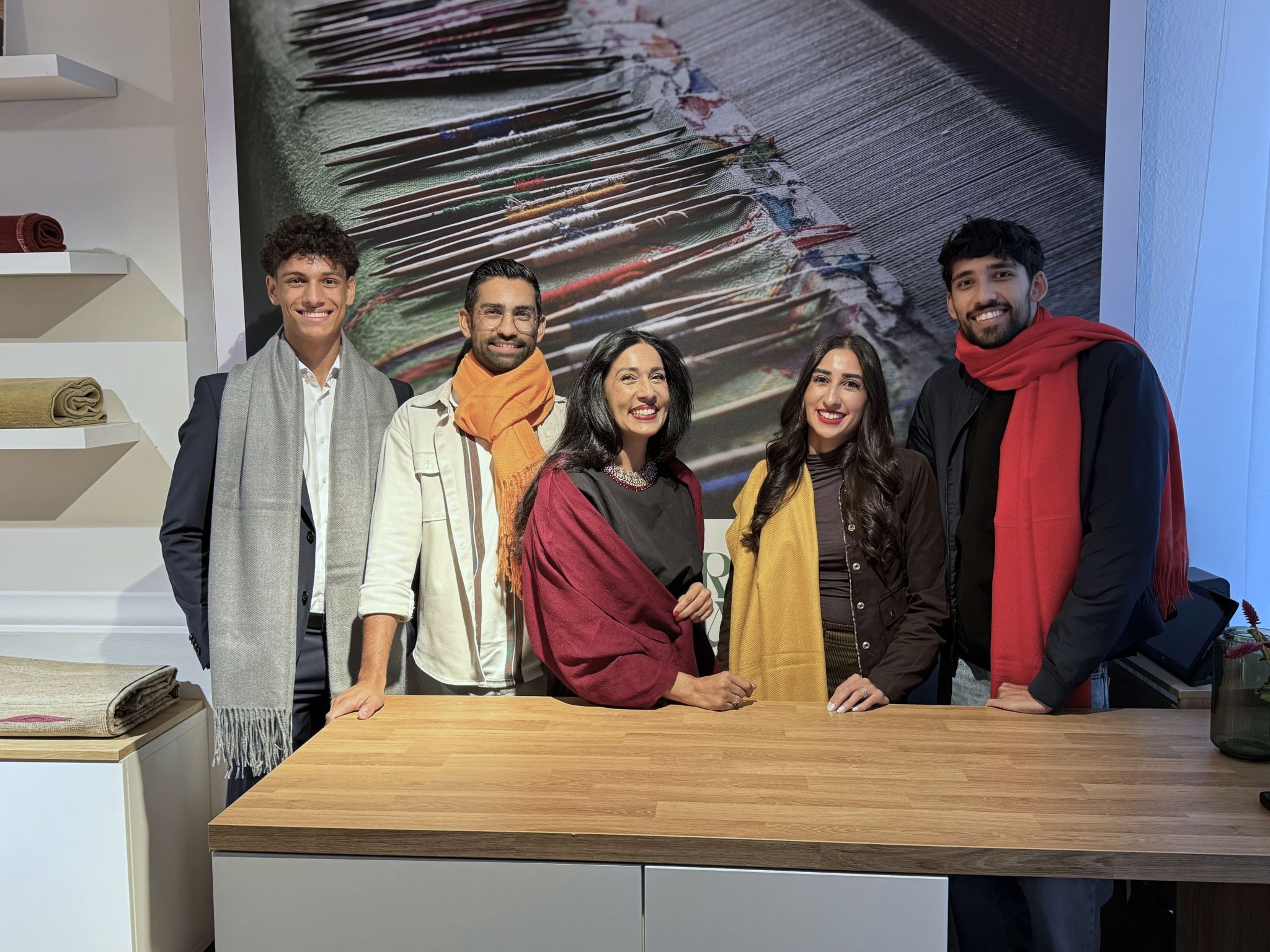 Bushra Rehman mit Tochter Jasmin, den Söhnen Bilal und Adnan, sowie Neffe Karim bei der Eröffnungsfeier.