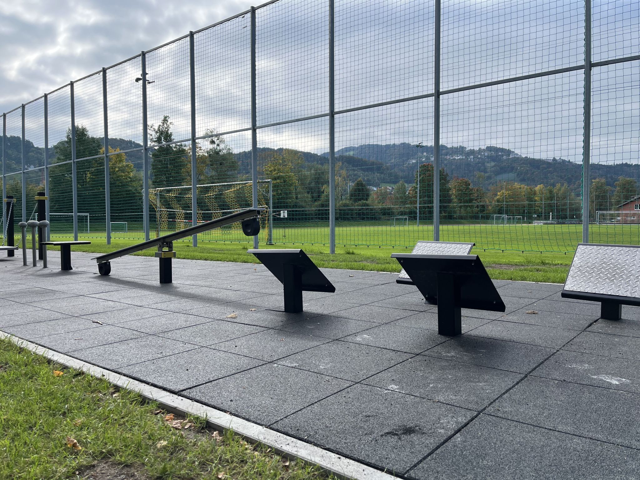 Der Ballfangzaun sichert den Park zu den Sportplätzen.