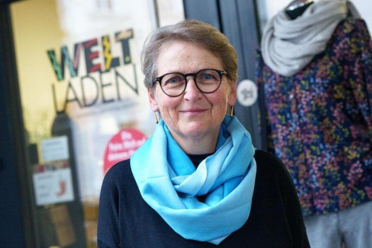 Faire Weihnachtsdeko: Beatrix Soyza-Koch im Einsatz für eine gerechtere Welt